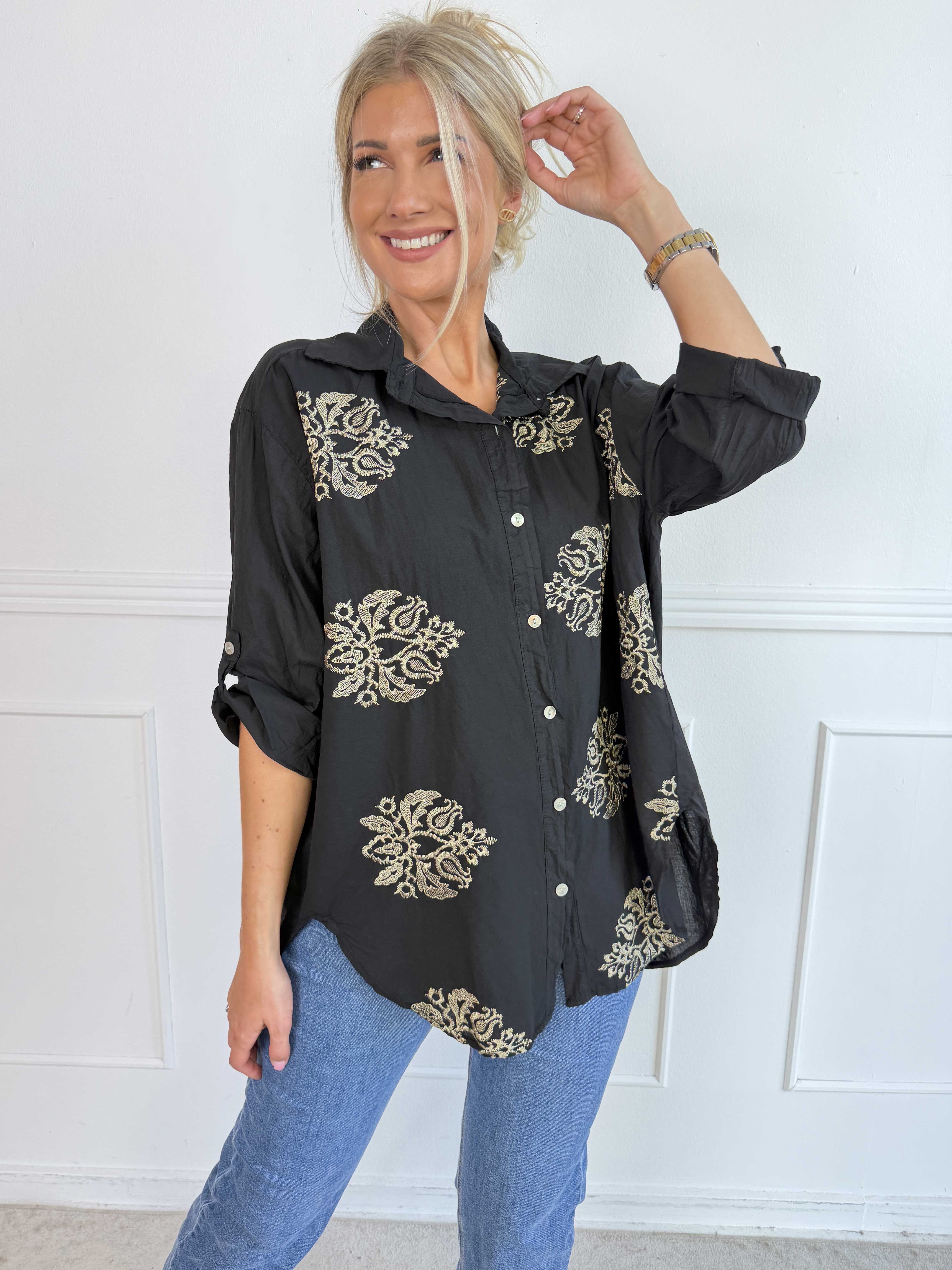 Catherina - Plus size skjorte i bomuld med fine, broderede gulddetaljer