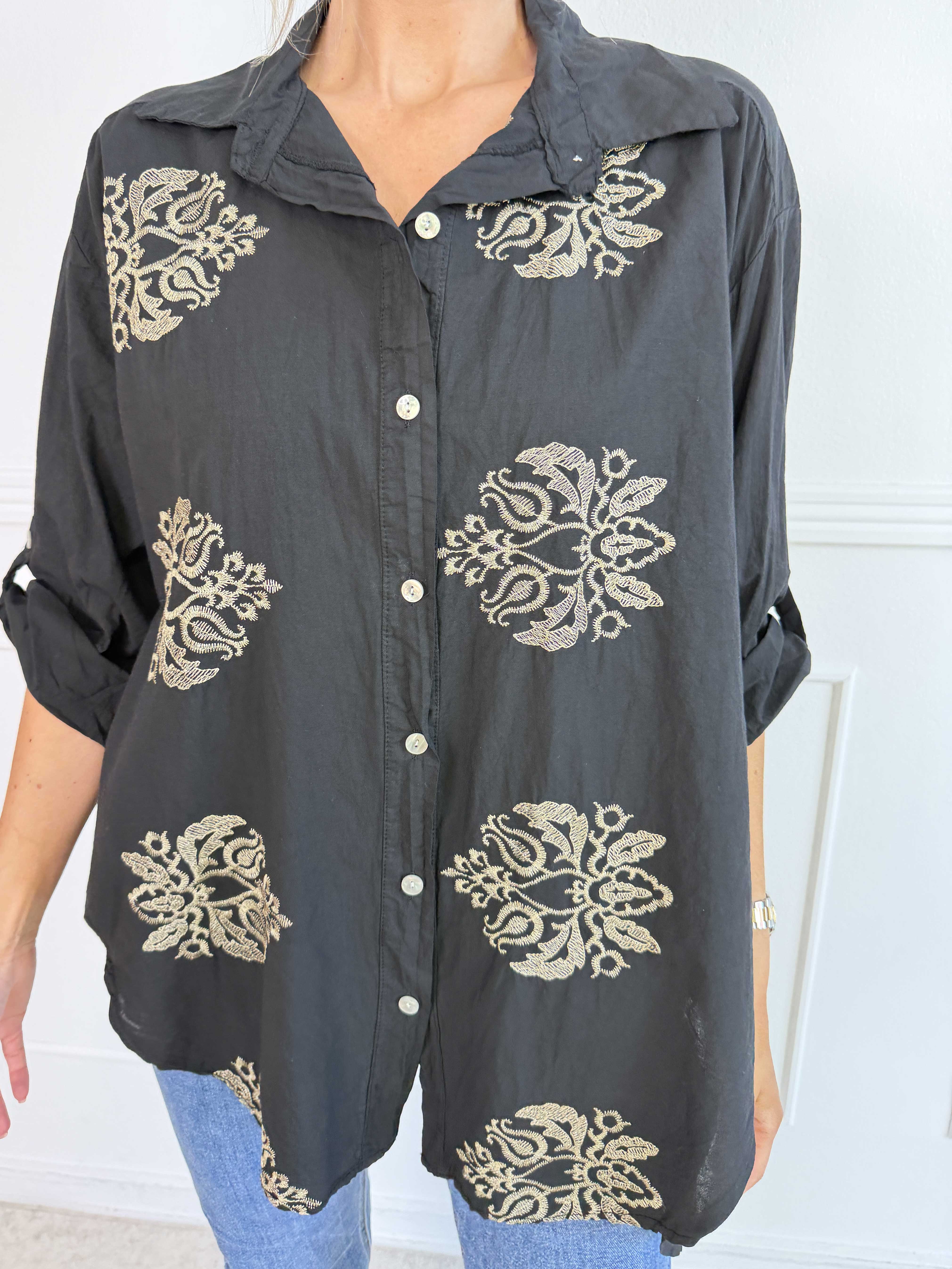 Catherina - Plus size skjorte i bomuld med fine, broderede gulddetaljer