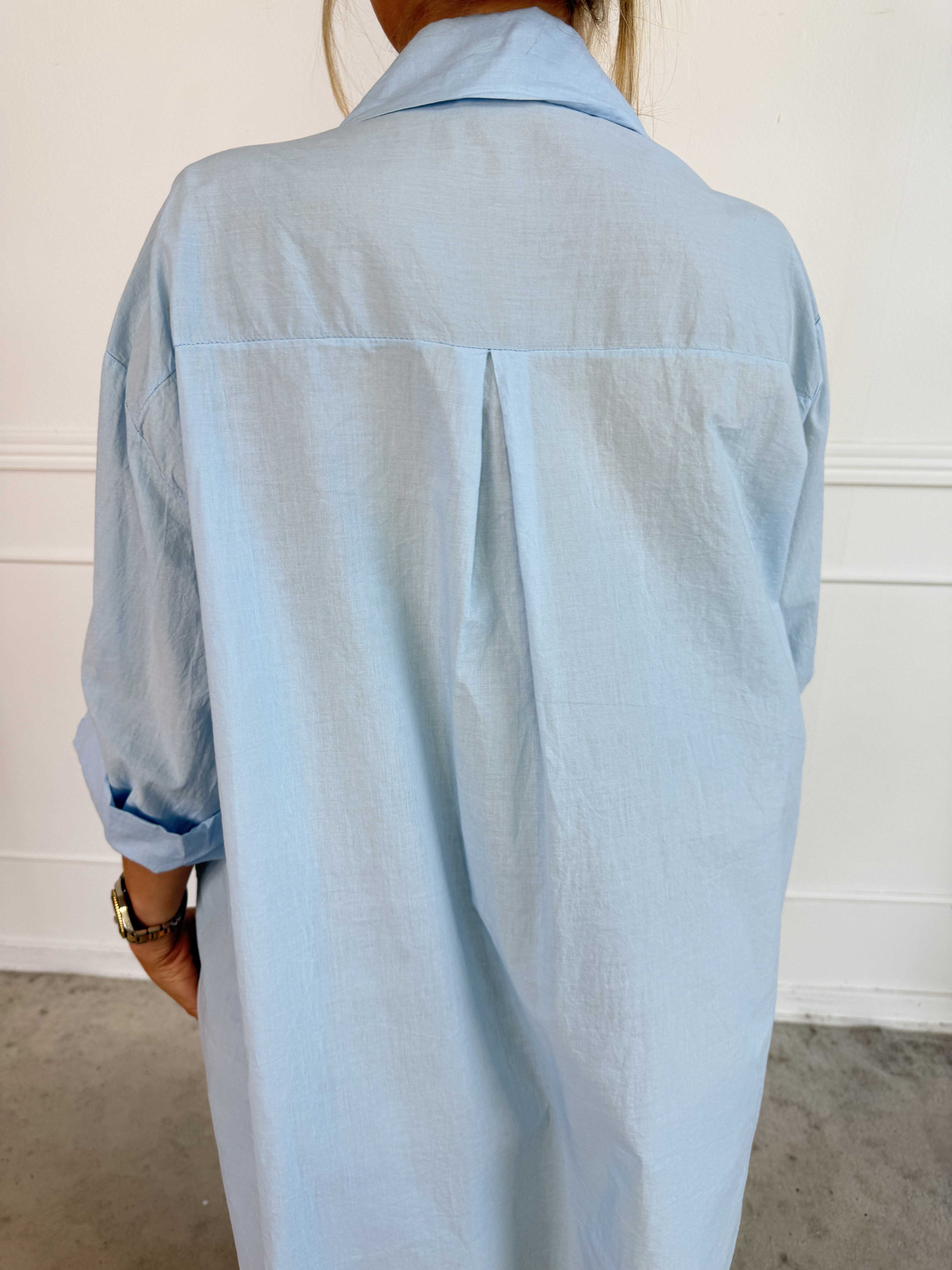 Catherina - Plus size skjorte i bomuld med fine, broderede gulddetaljer