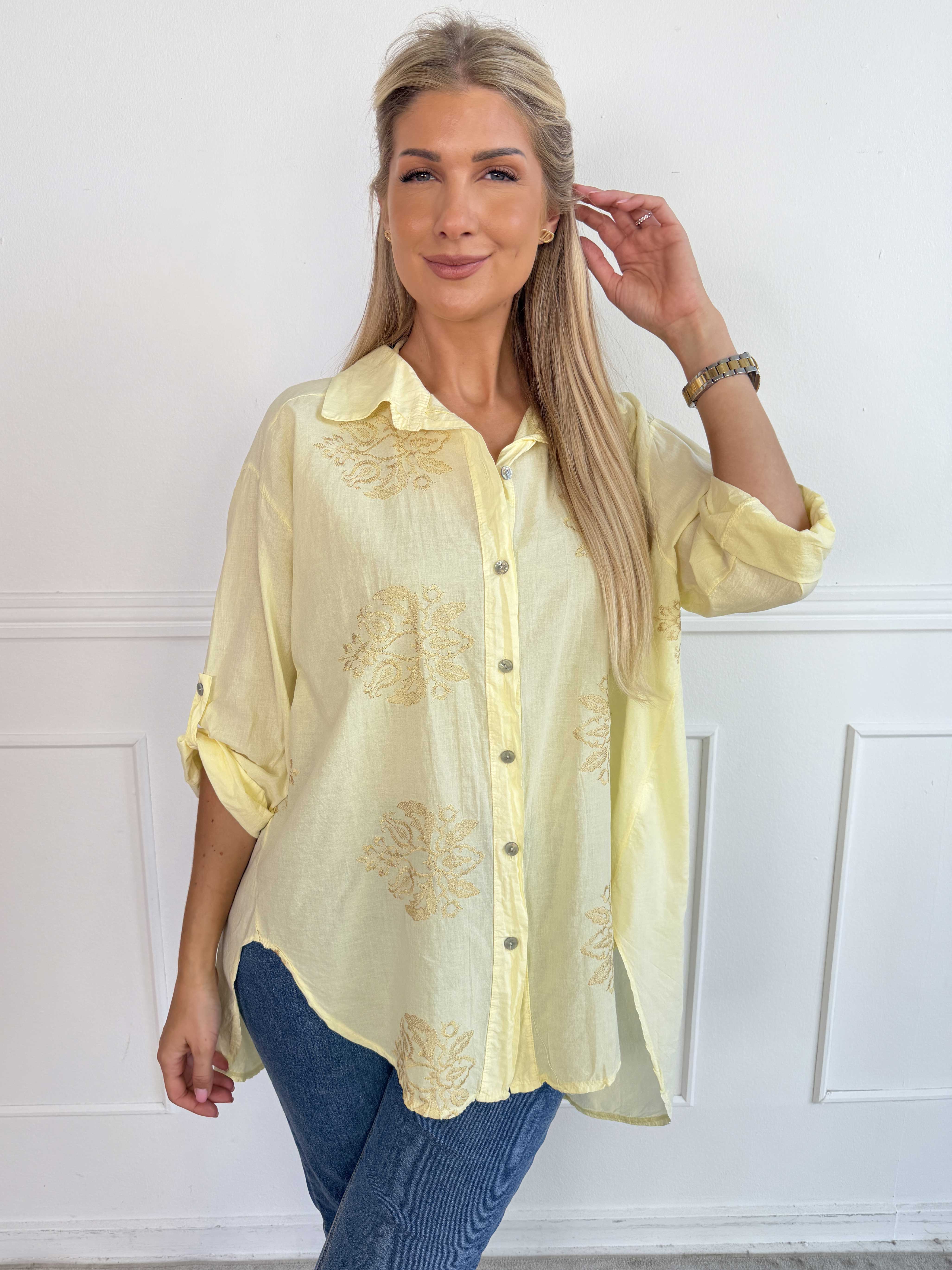 Catherina - Plus size skjorte i bomuld med fine, broderede gulddetaljer