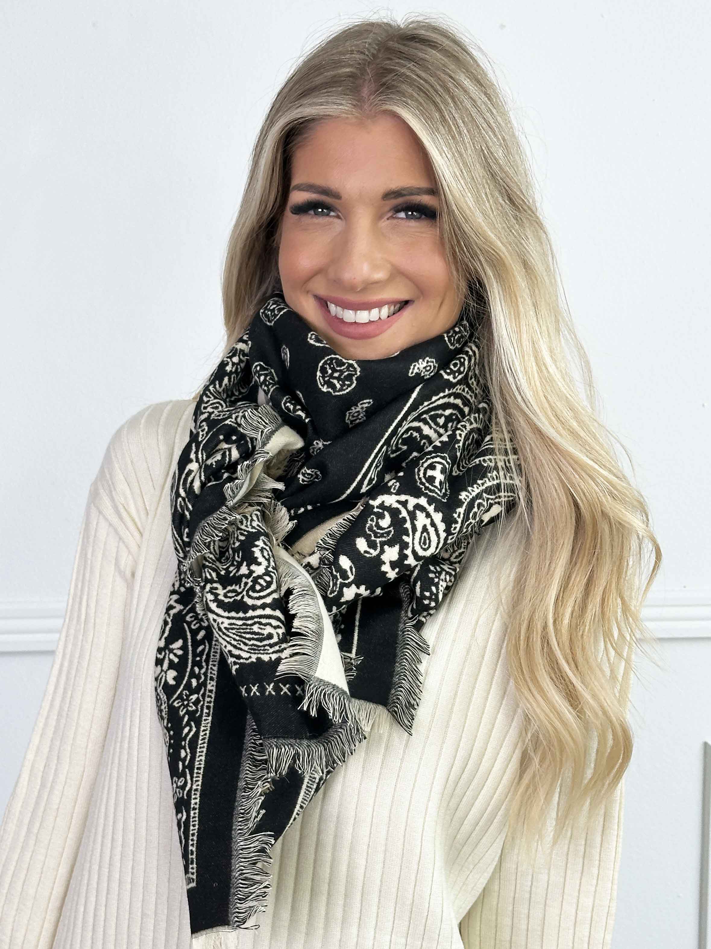 Marianne - Blødt tørklæde i viskose og uld med beige mønster