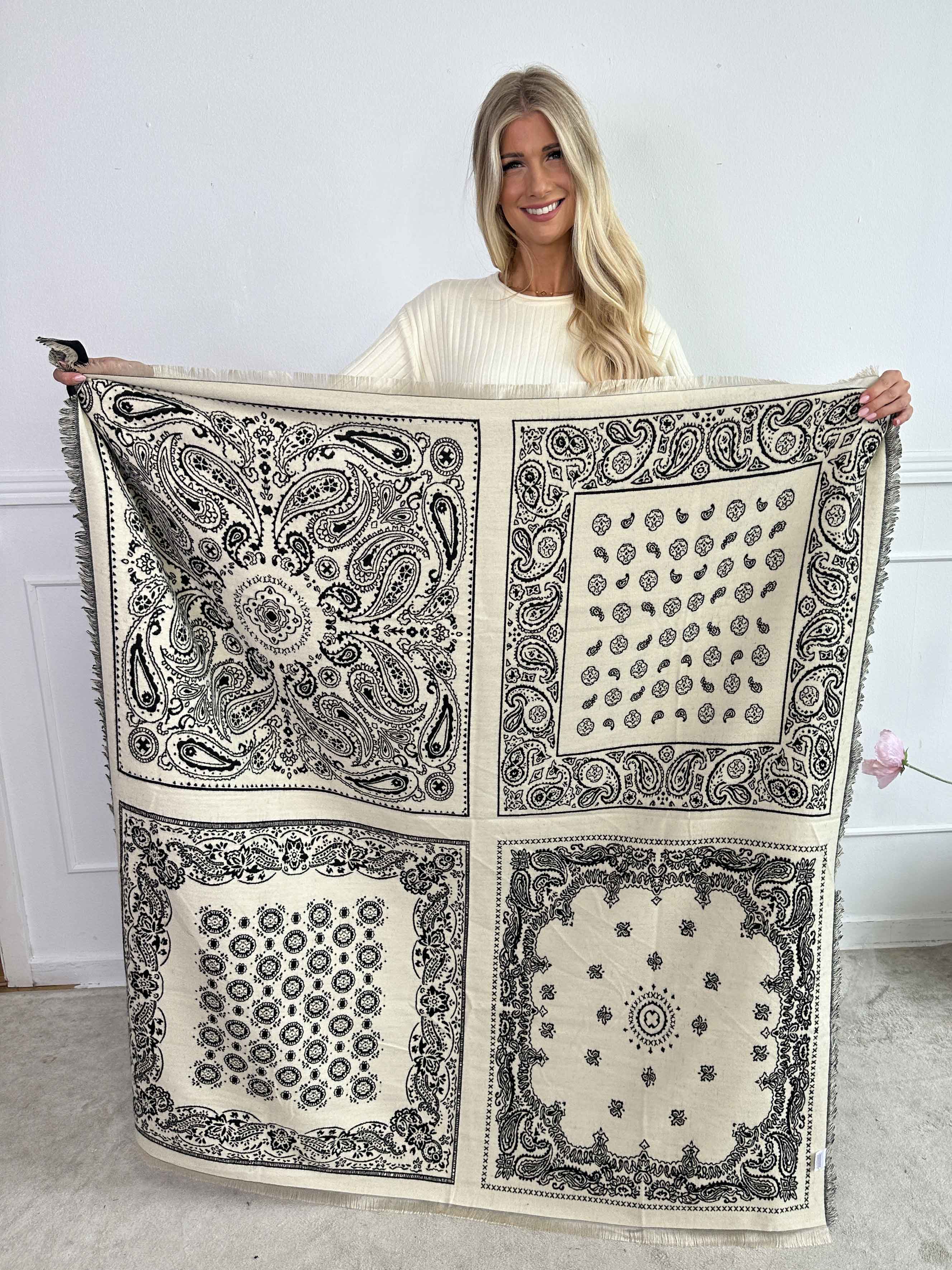 Marianne - Blødt tørklæde i viskose og uld med beige mønster