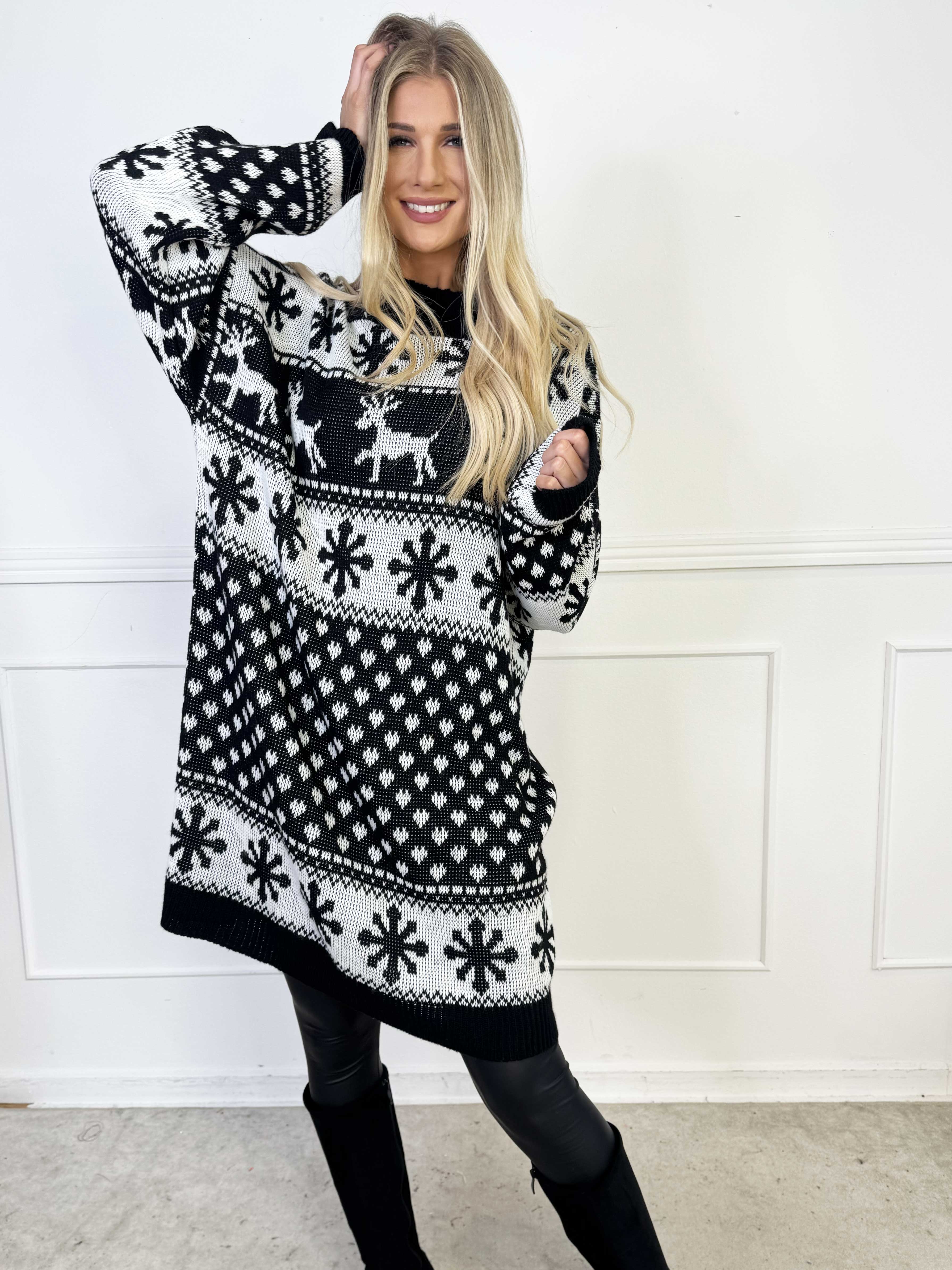 Elza - Julestrikkjole med rensdyr og snefnug