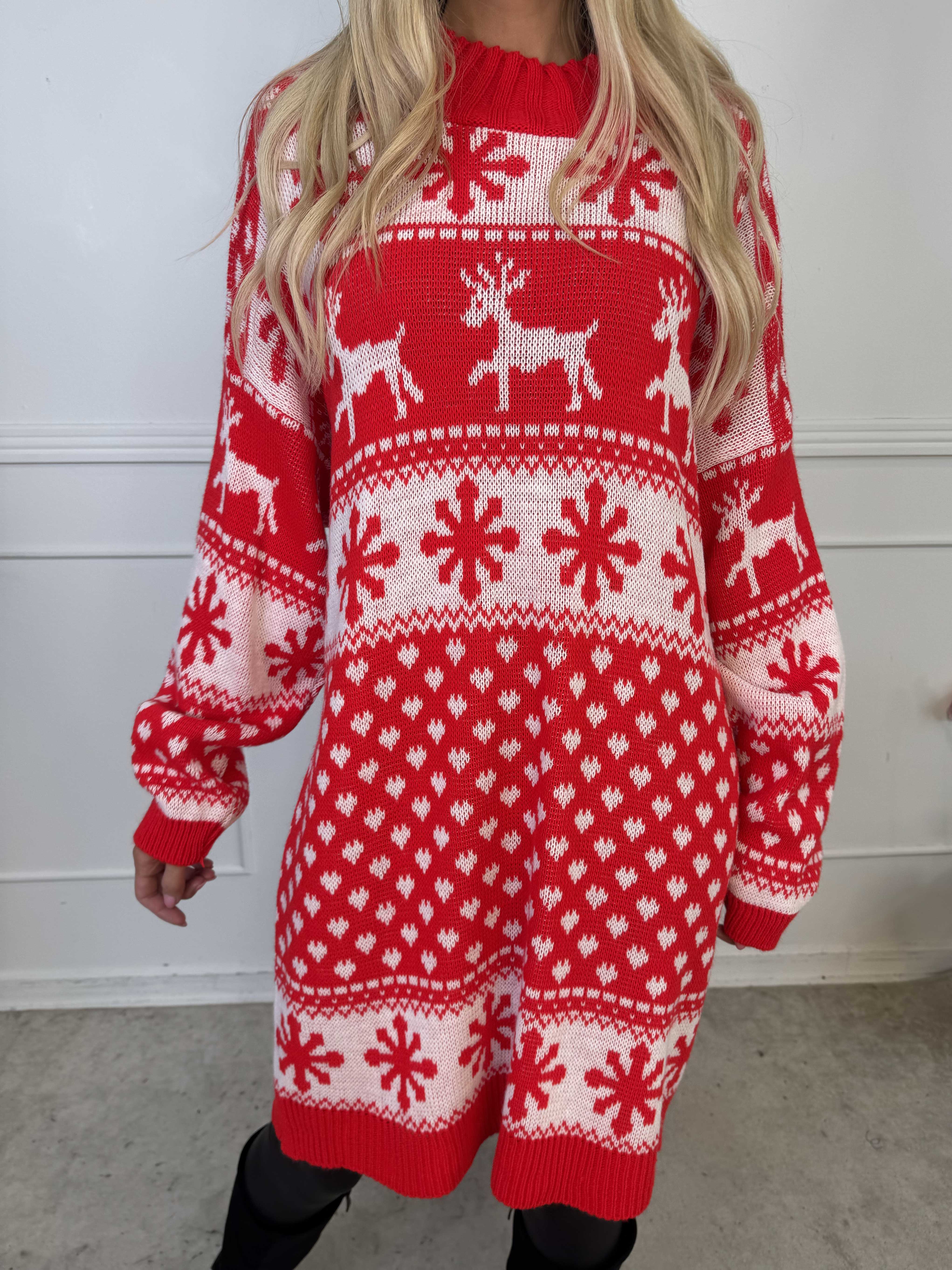 Elza - Julestrikkjole med rensdyr og snefnug