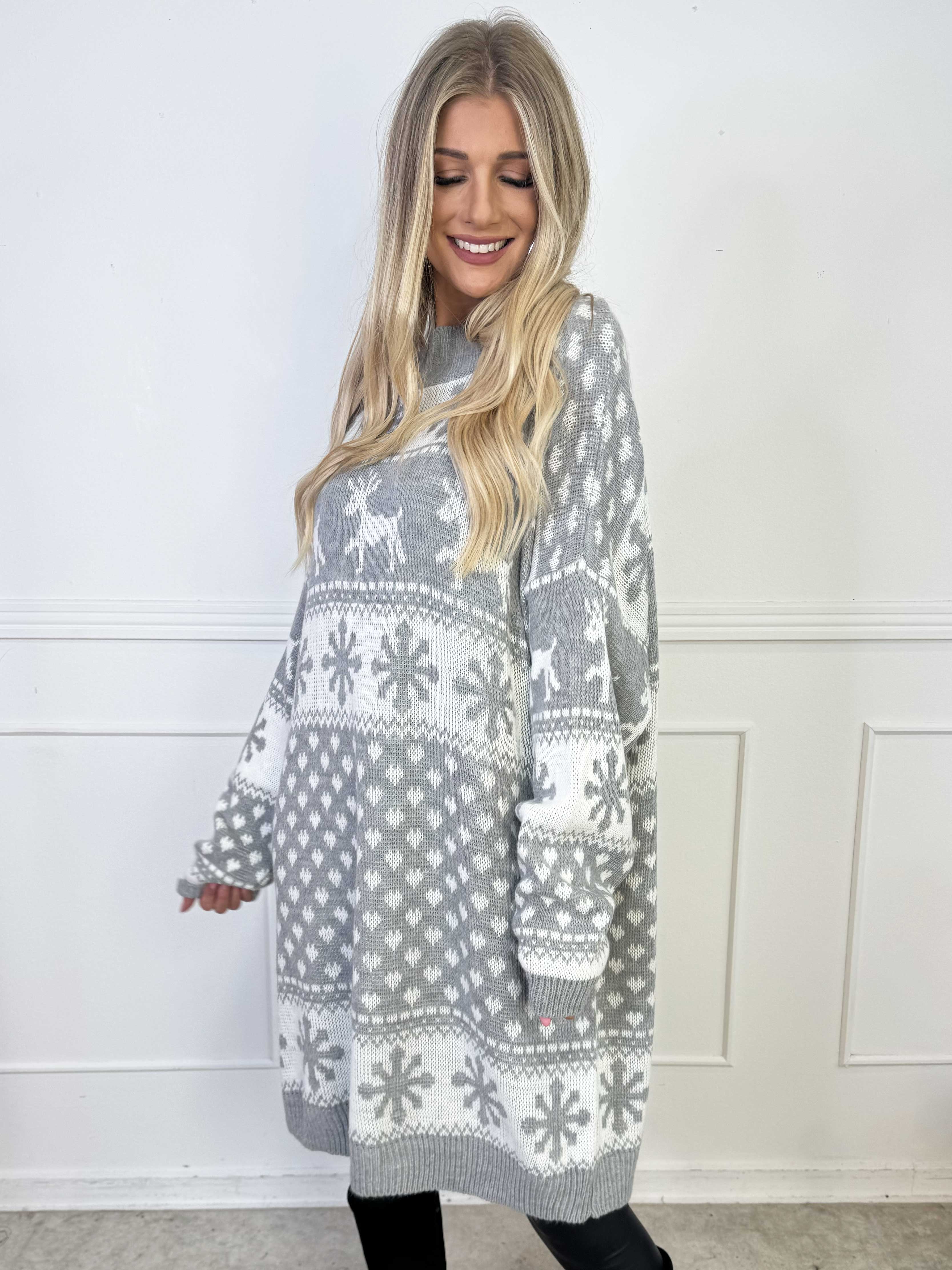 Elza - Julestrikkjole med rensdyr og snefnug