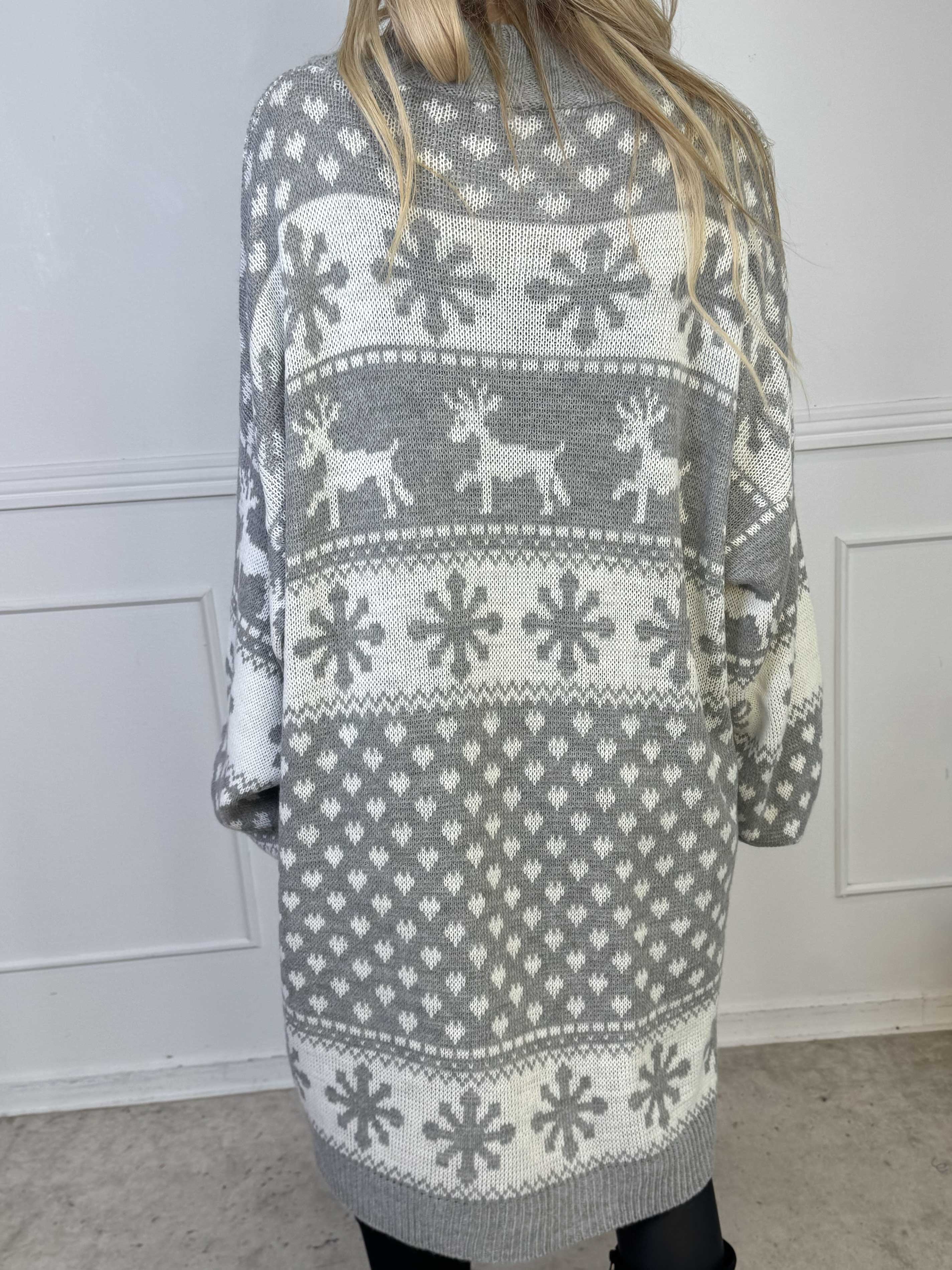 Elza - Julestrikkjole med rensdyr og snefnug