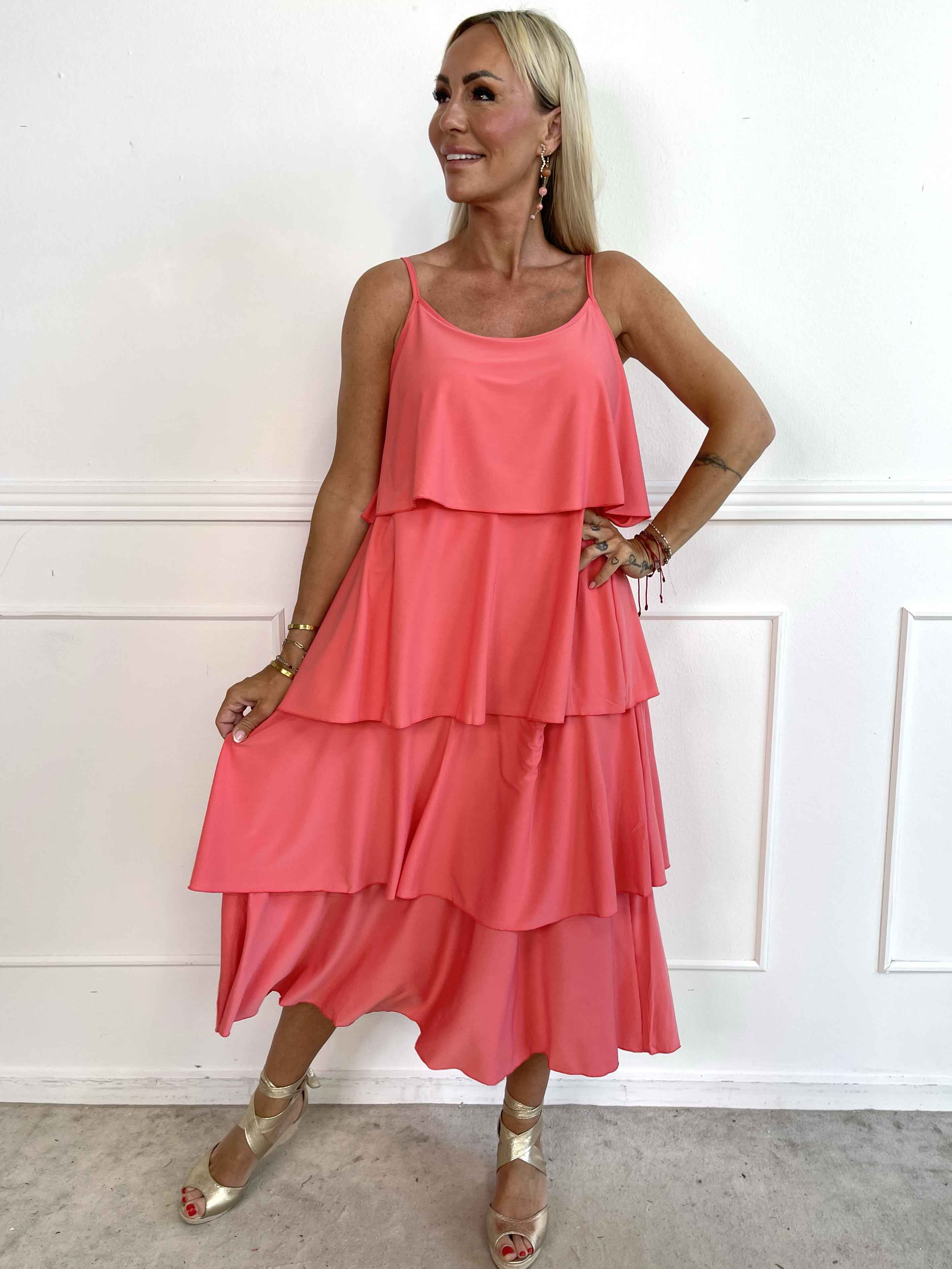 Anastasia - Elastisk stropkjole med flæser