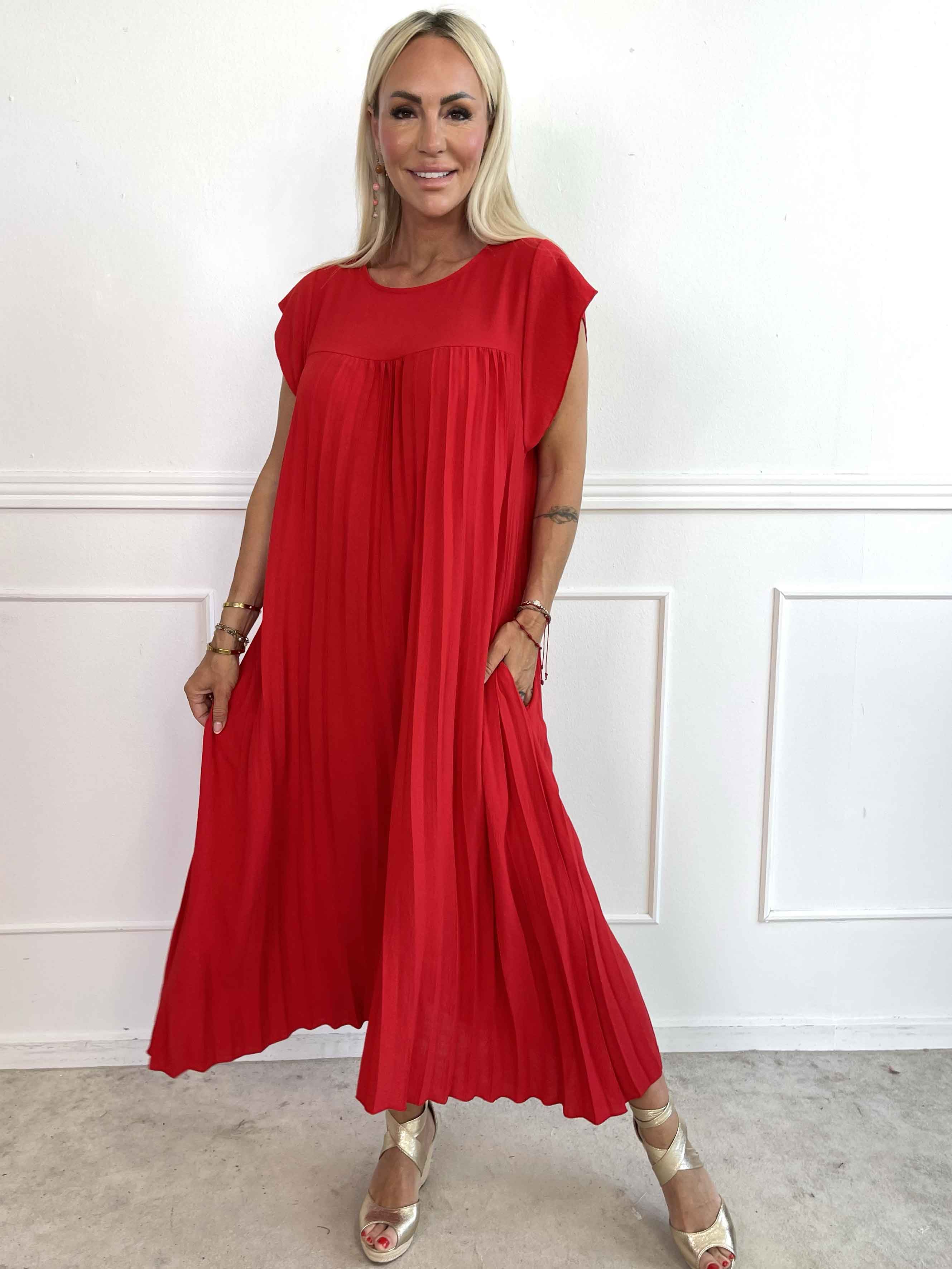 Nancy - Lang kjole med plisseringer og flæseærmer