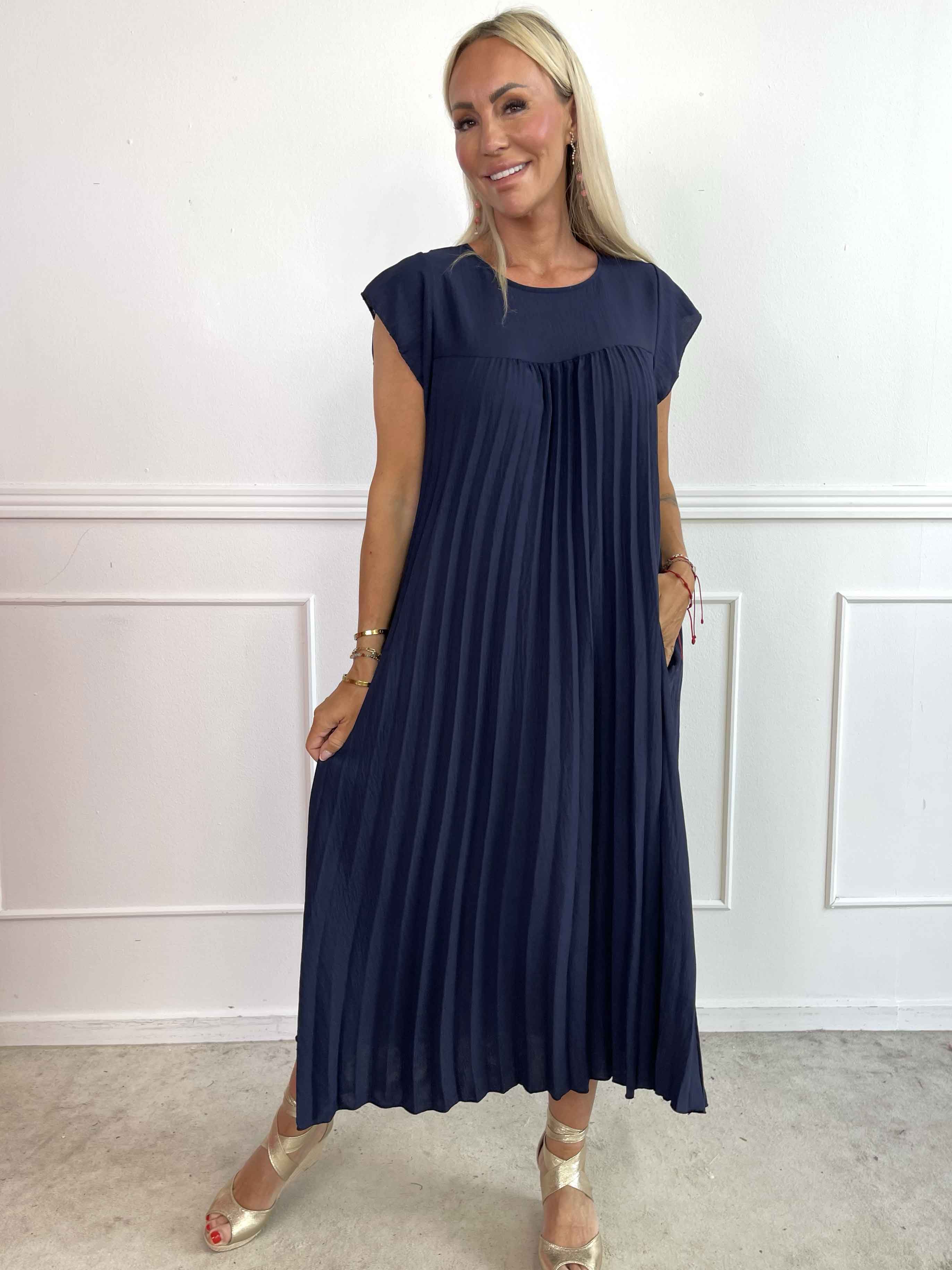 Nancy - Lang kjole med plisseringer og flæseærmer