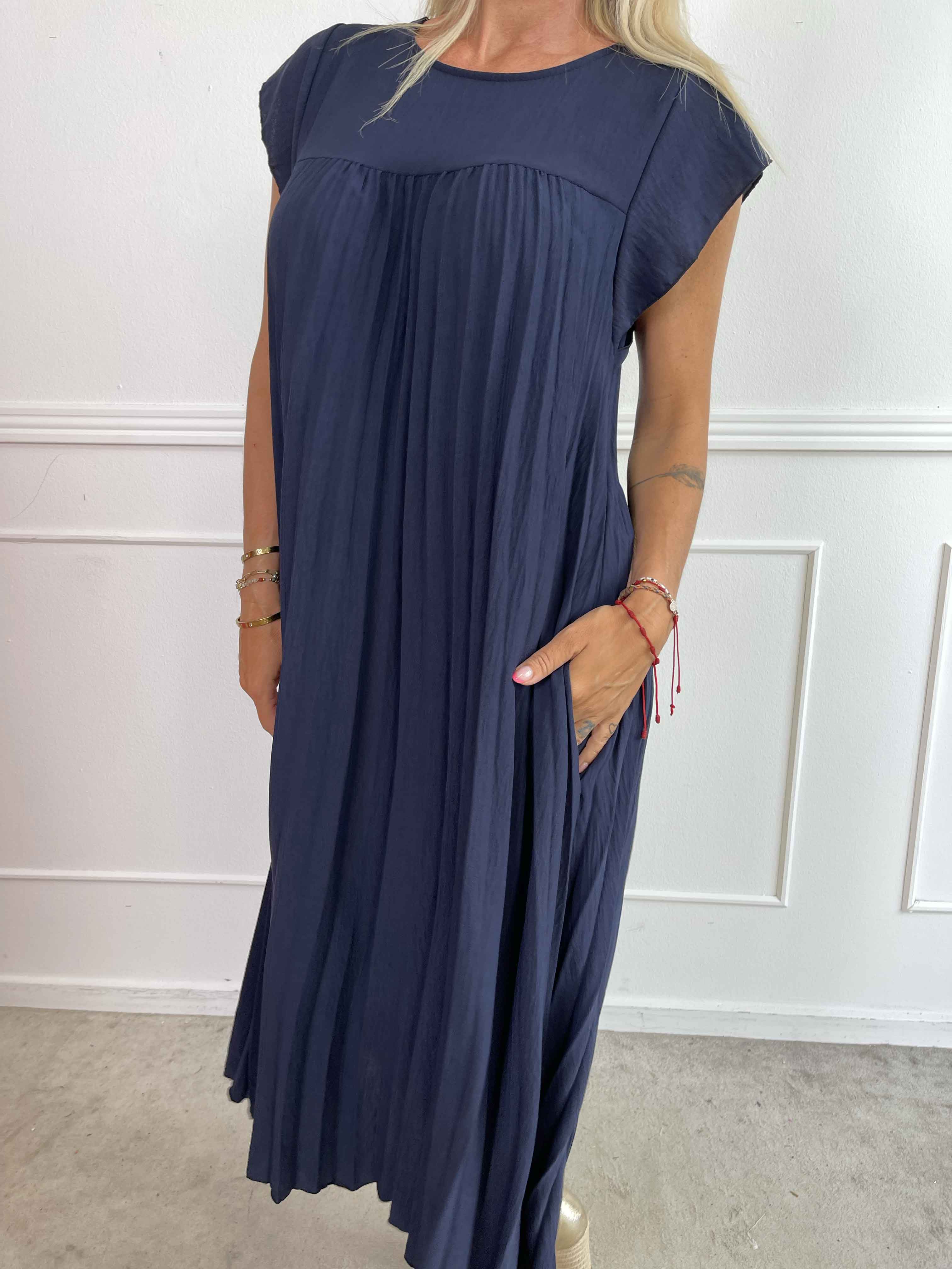 Nancy - Lang kjole med plisseringer og flæseærmer