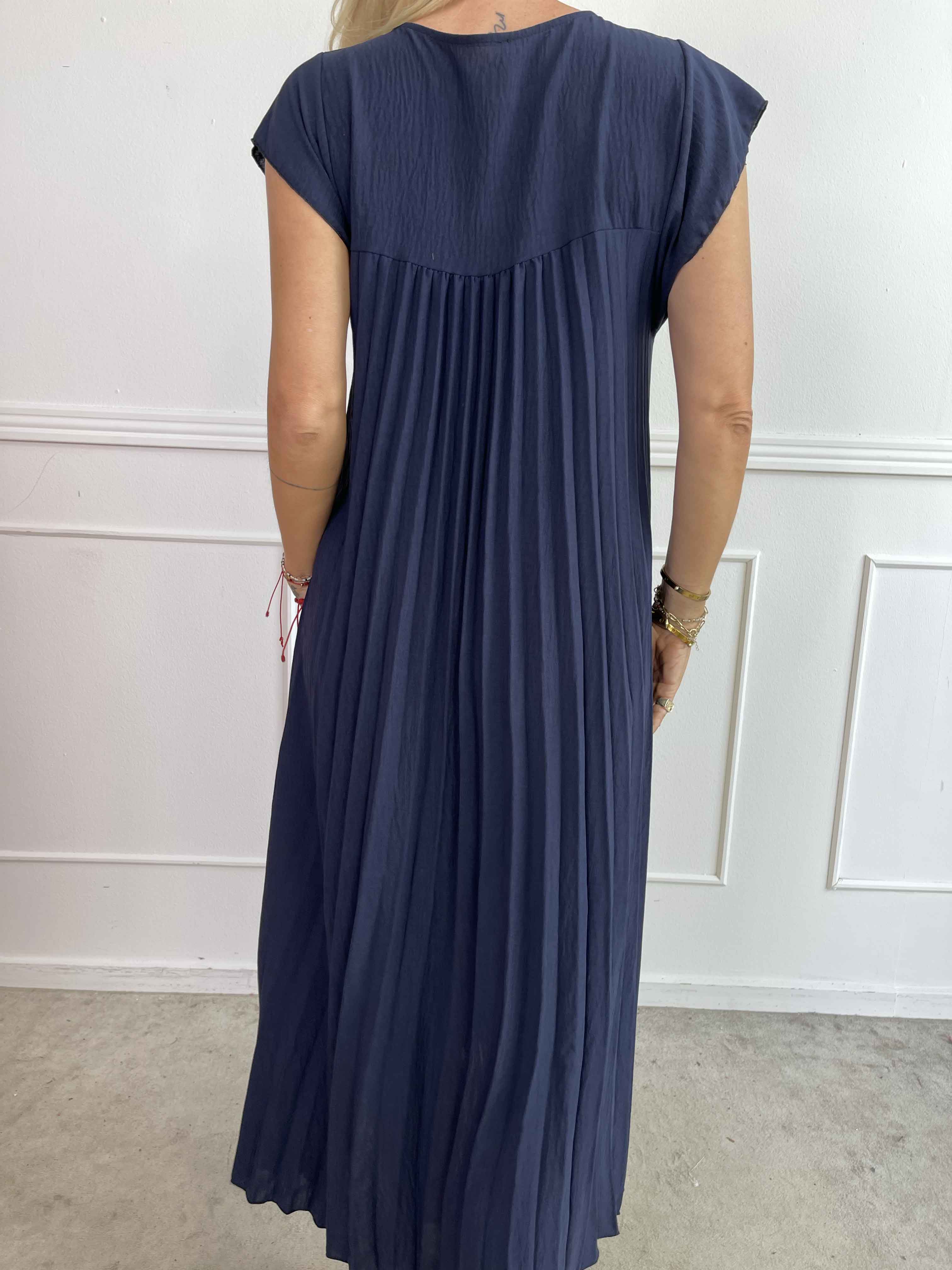 Nancy - Lang kjole med plisseringer og flæseærmer