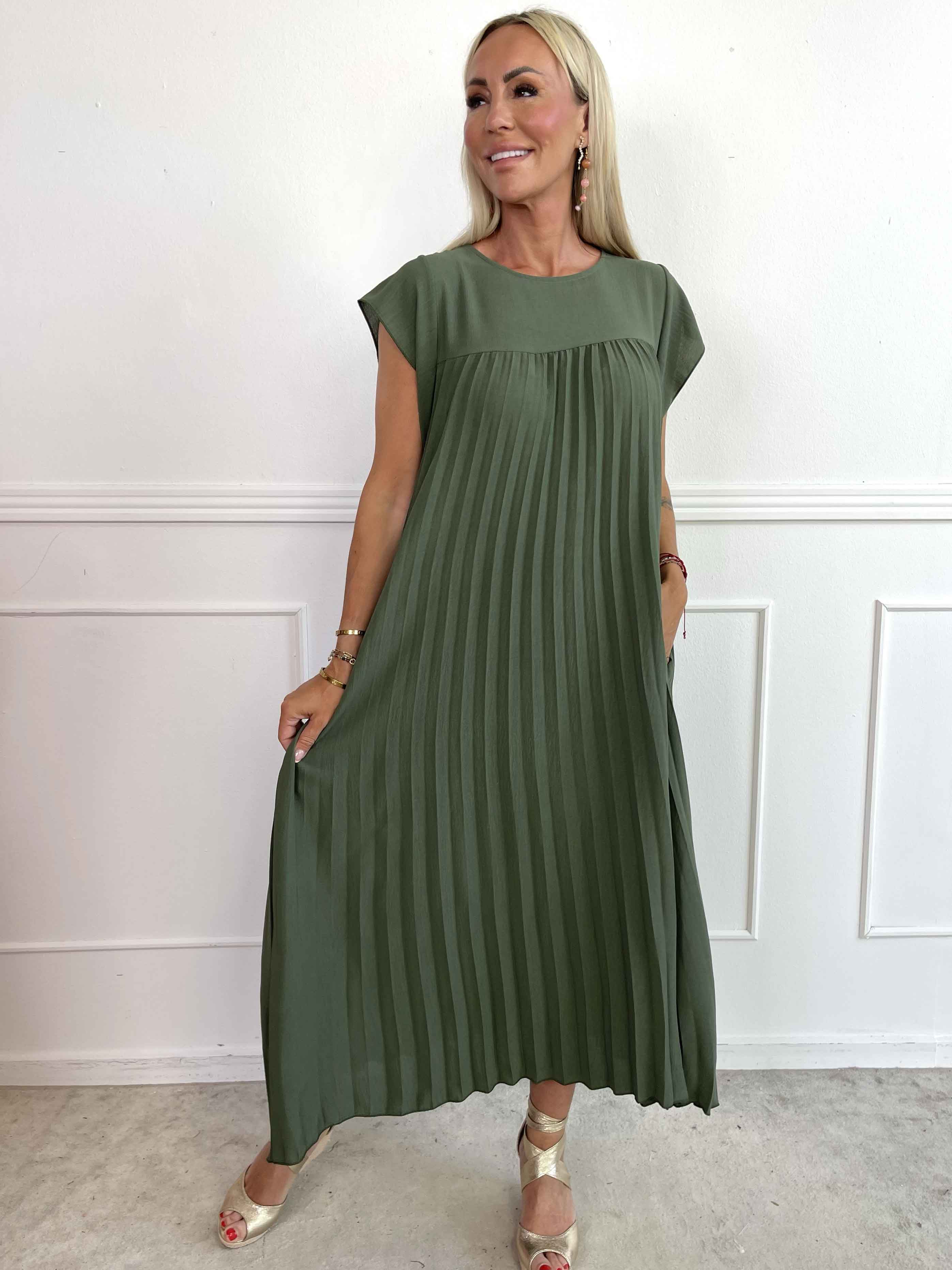 Nancy - Lang kjole med plisseringer og flæseærmer