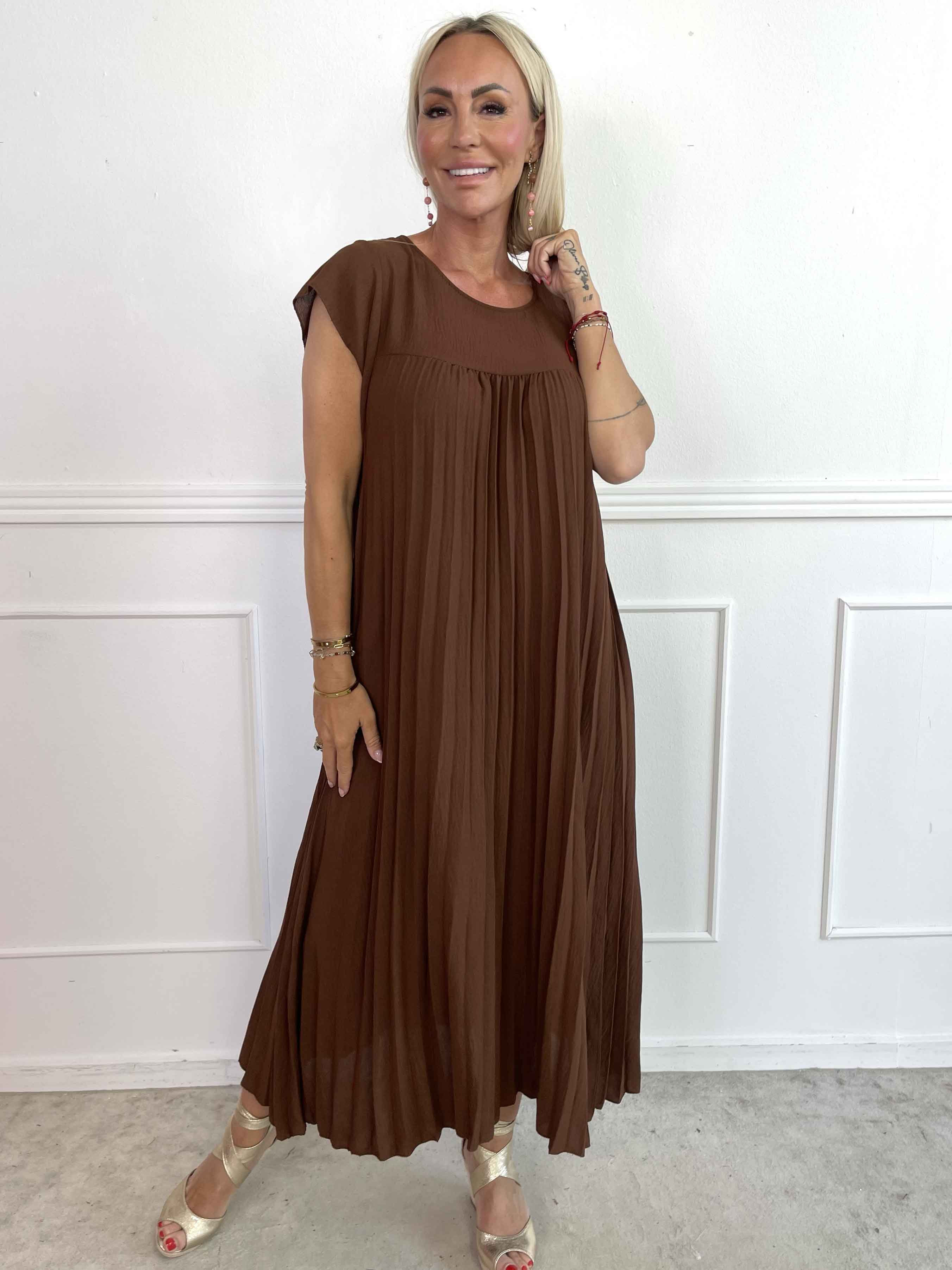 Nancy - Lang kjole med plisseringer og flæseærmer