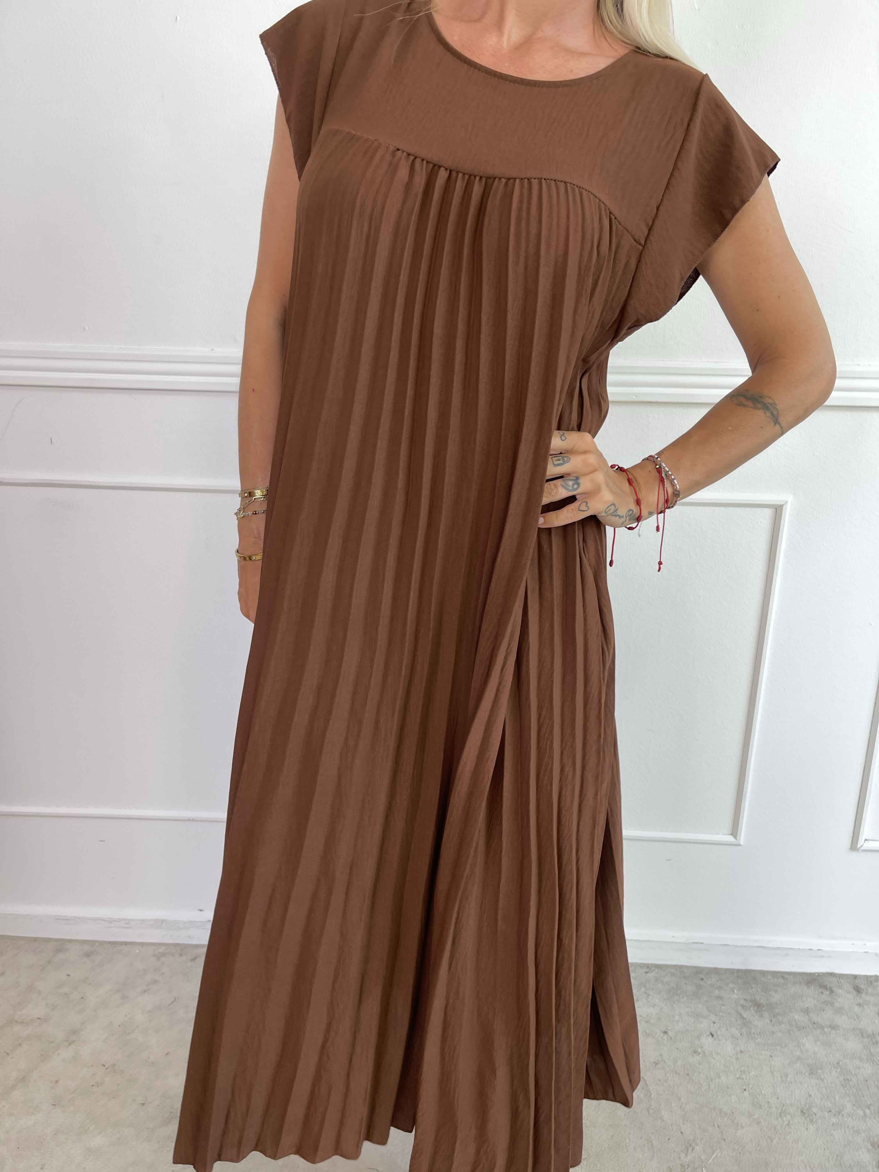 Nancy - Lang kjole med plisseringer og flæseærmer