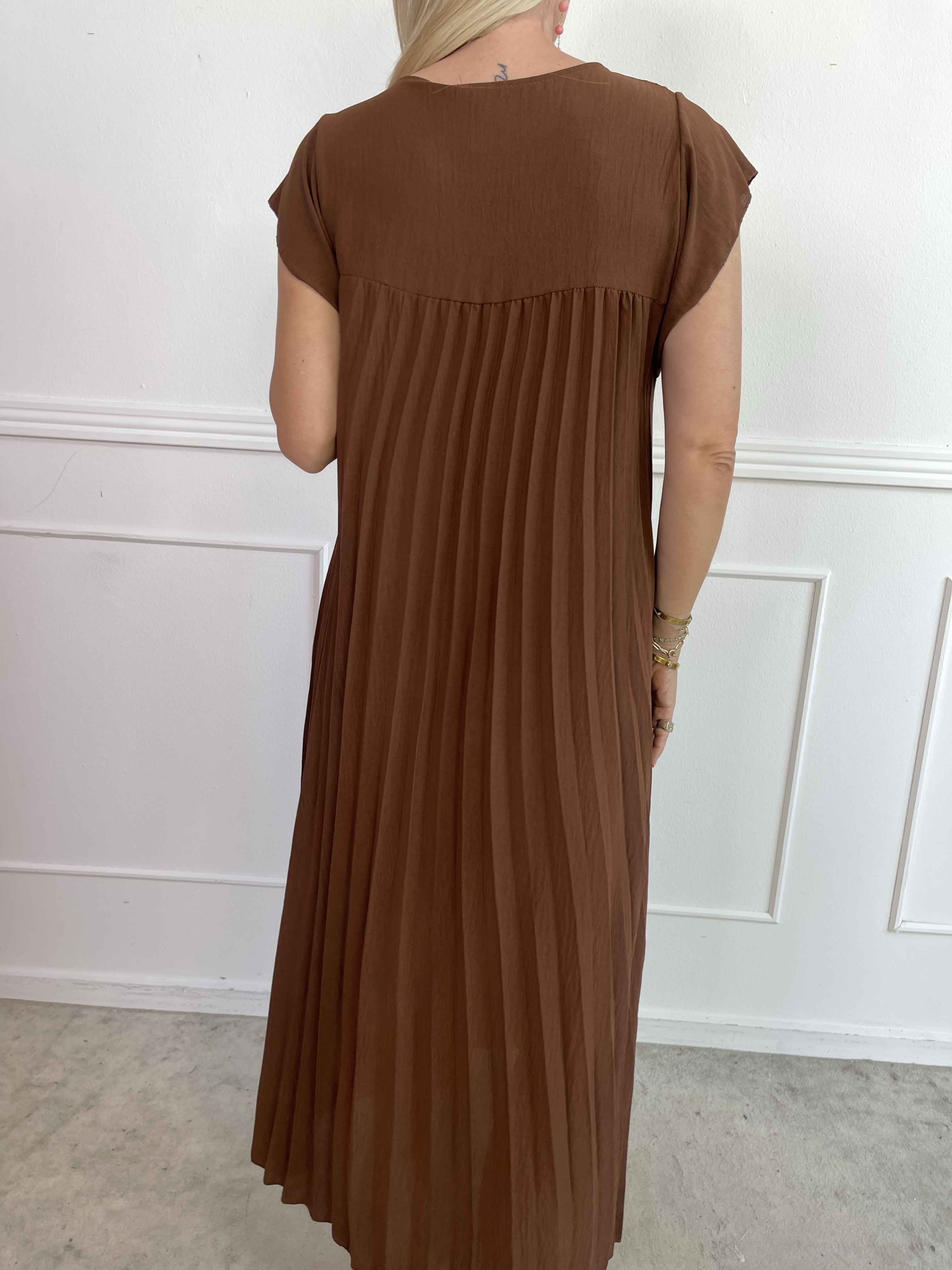 Nancy - Lang kjole med plisseringer og flæseærmer