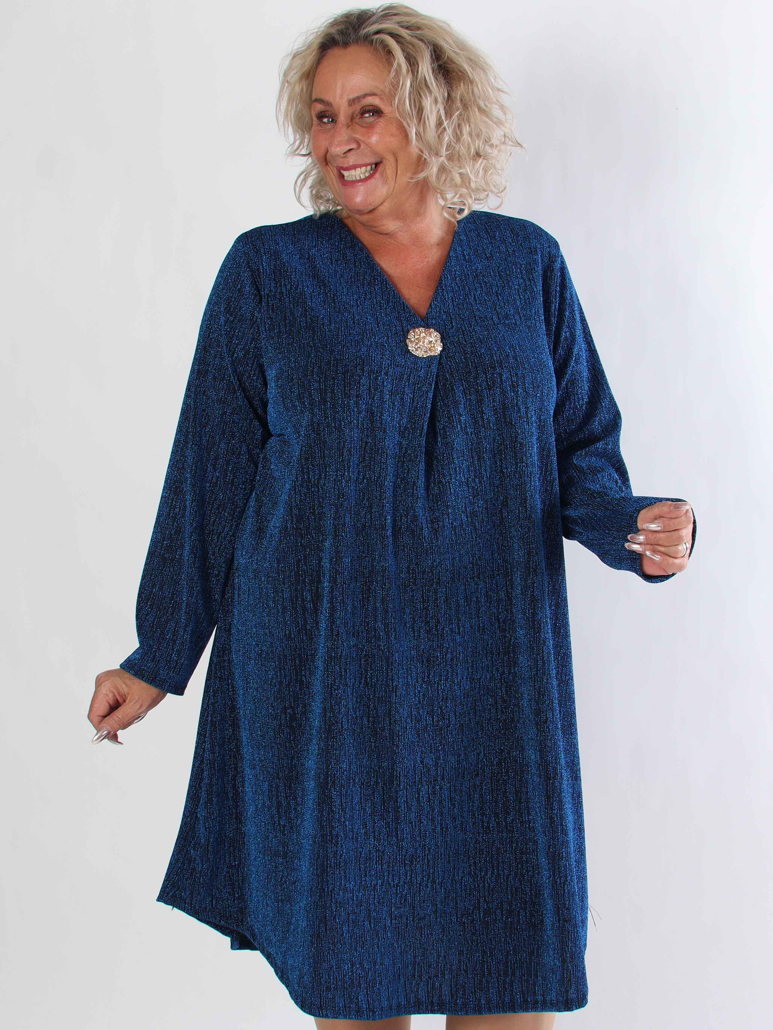 Noelia - Plus size kjole med glimmertråde og guld broche