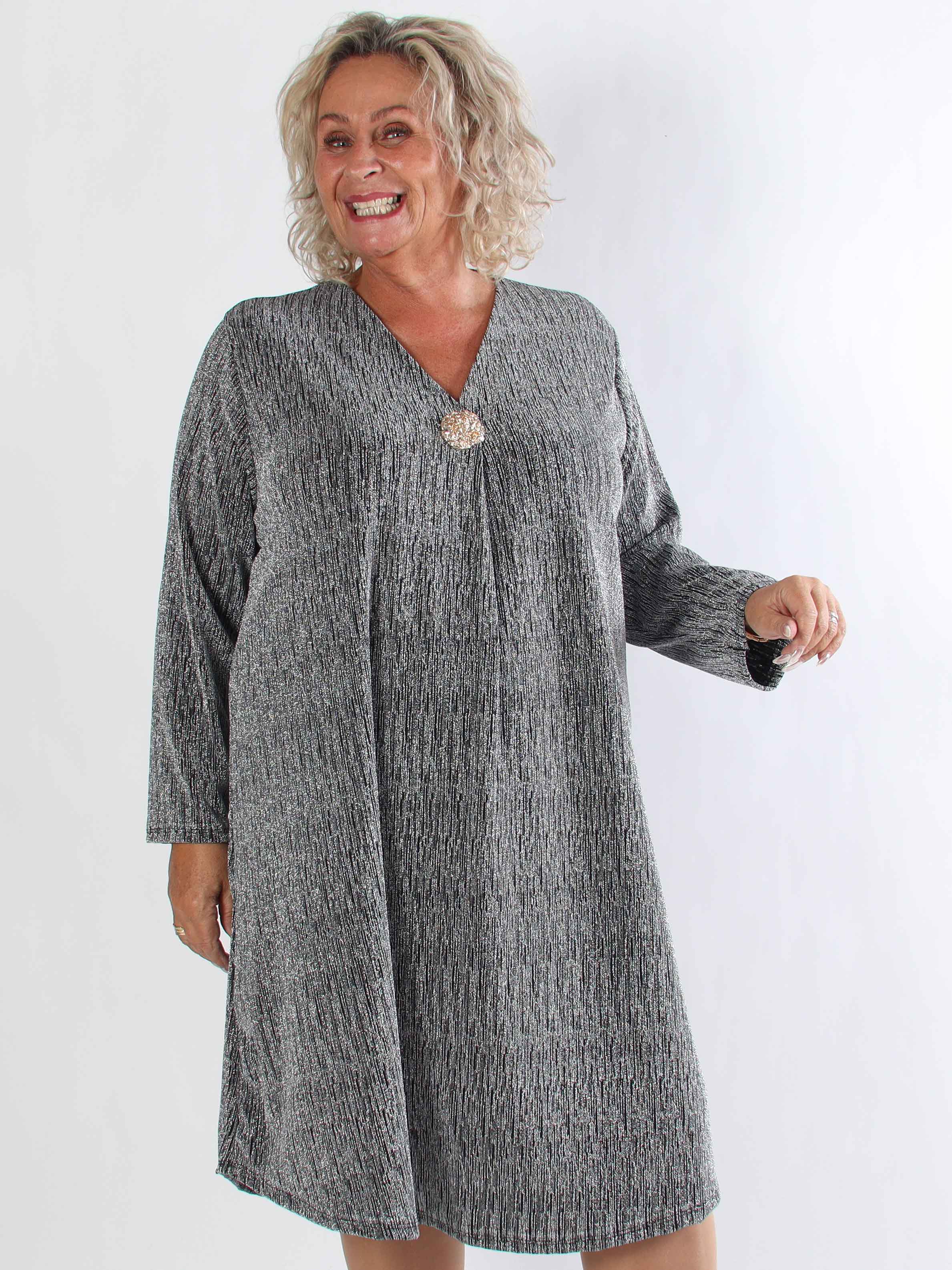 Noelia - Plus size kjole med glimmertråde og guld broche