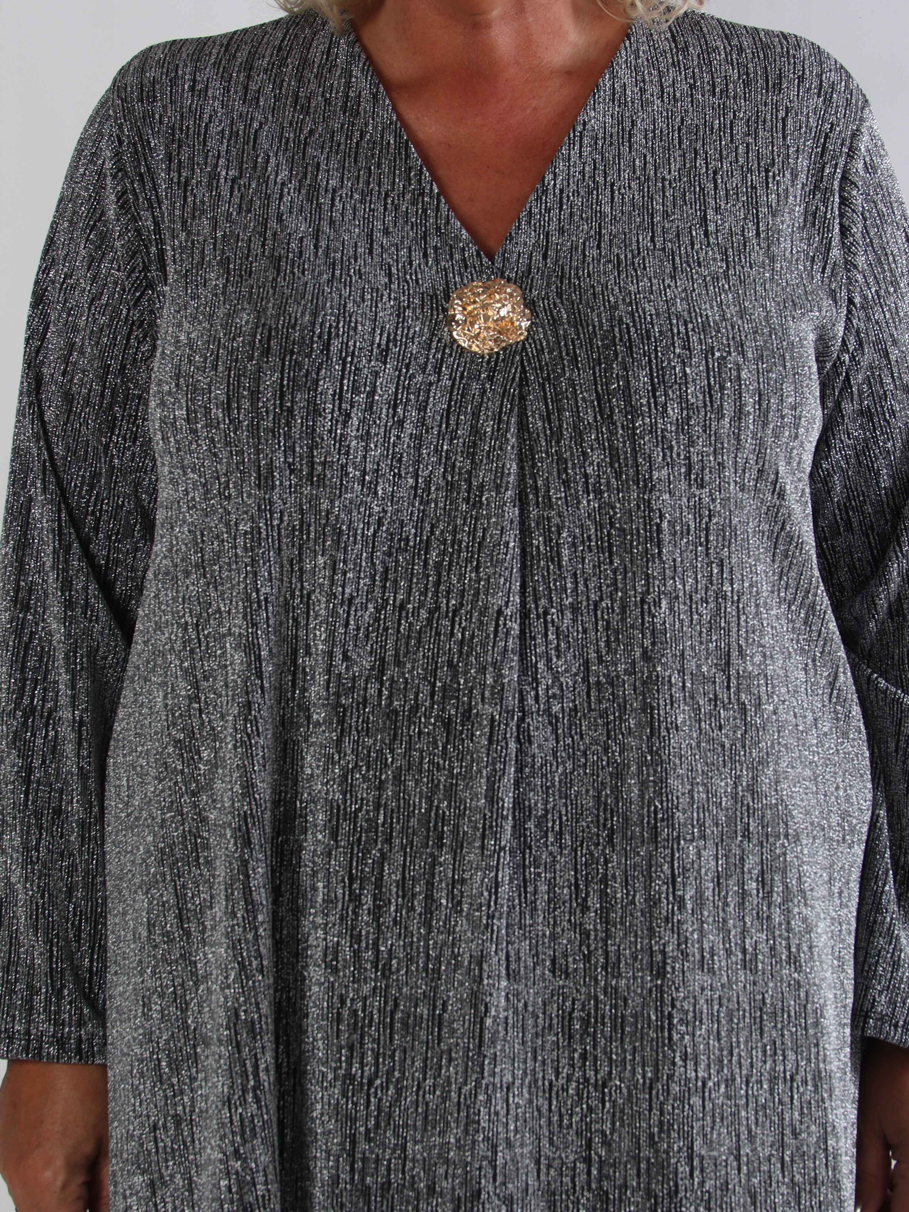 Noelia - Plus size kjole med glimmertråde og guld broche