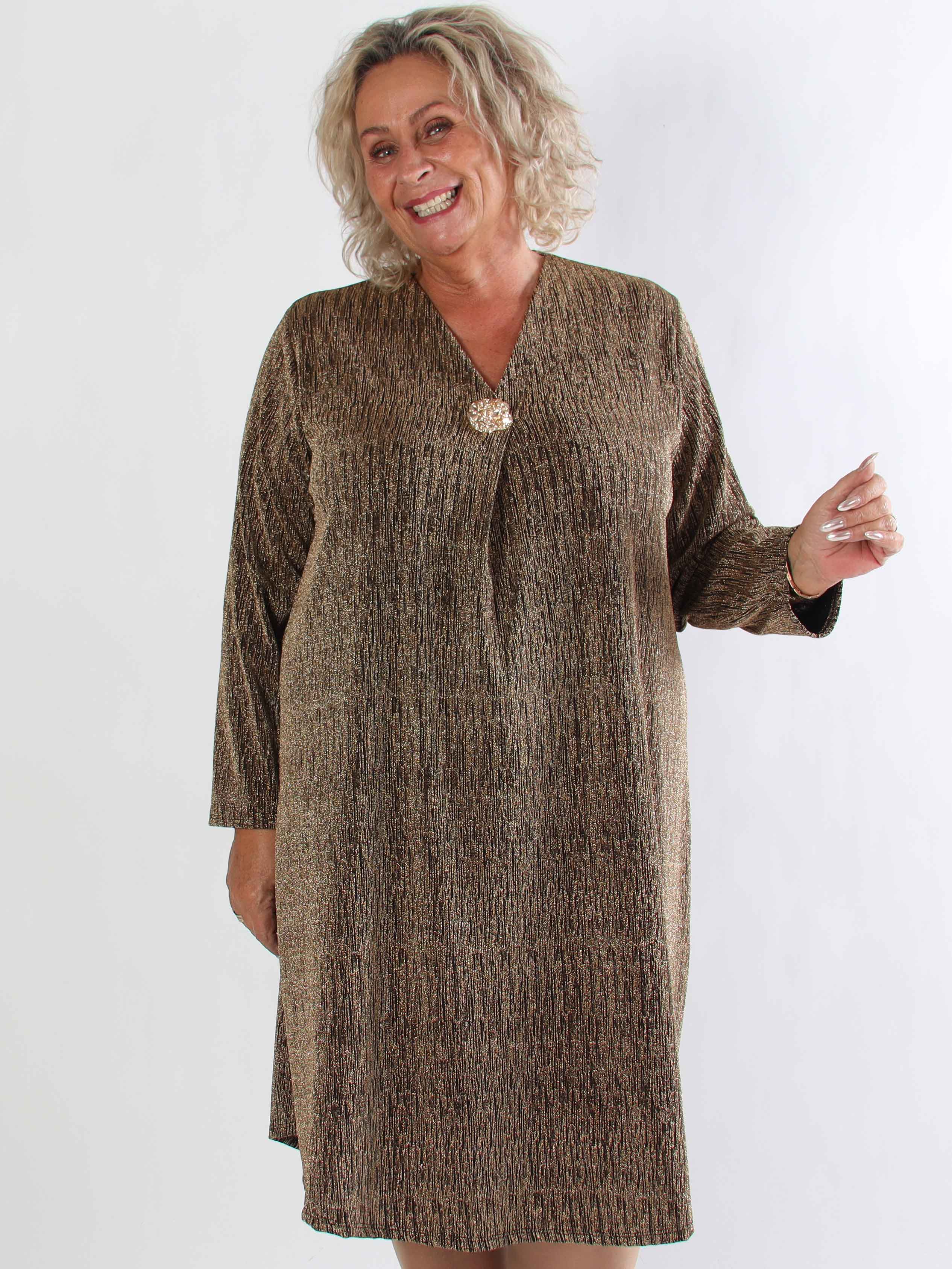 Noelia - Plus size kjole med glimmertråde og guld broche