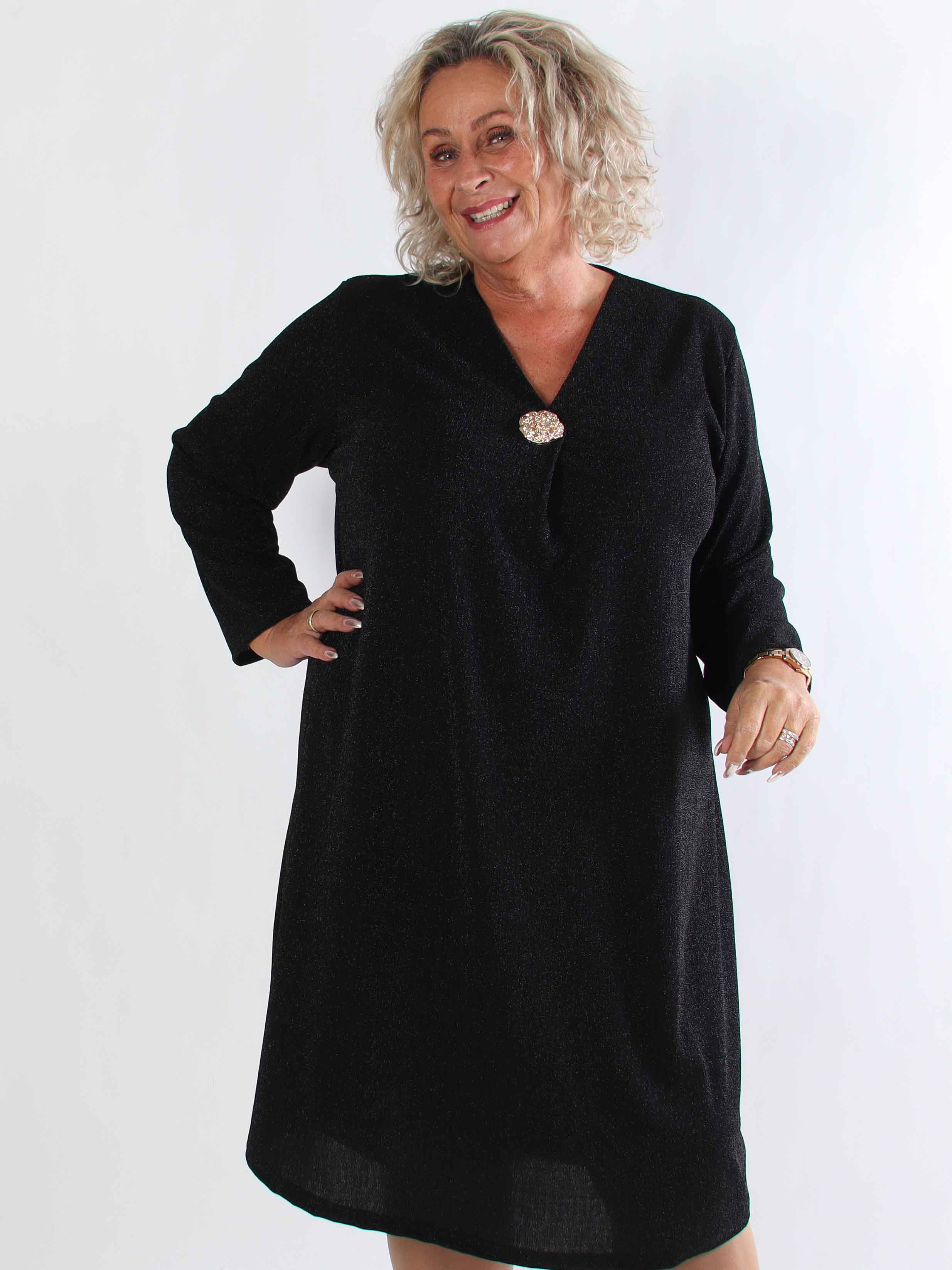 Noelia - Plus size kjole med glimmertråde og guld broche