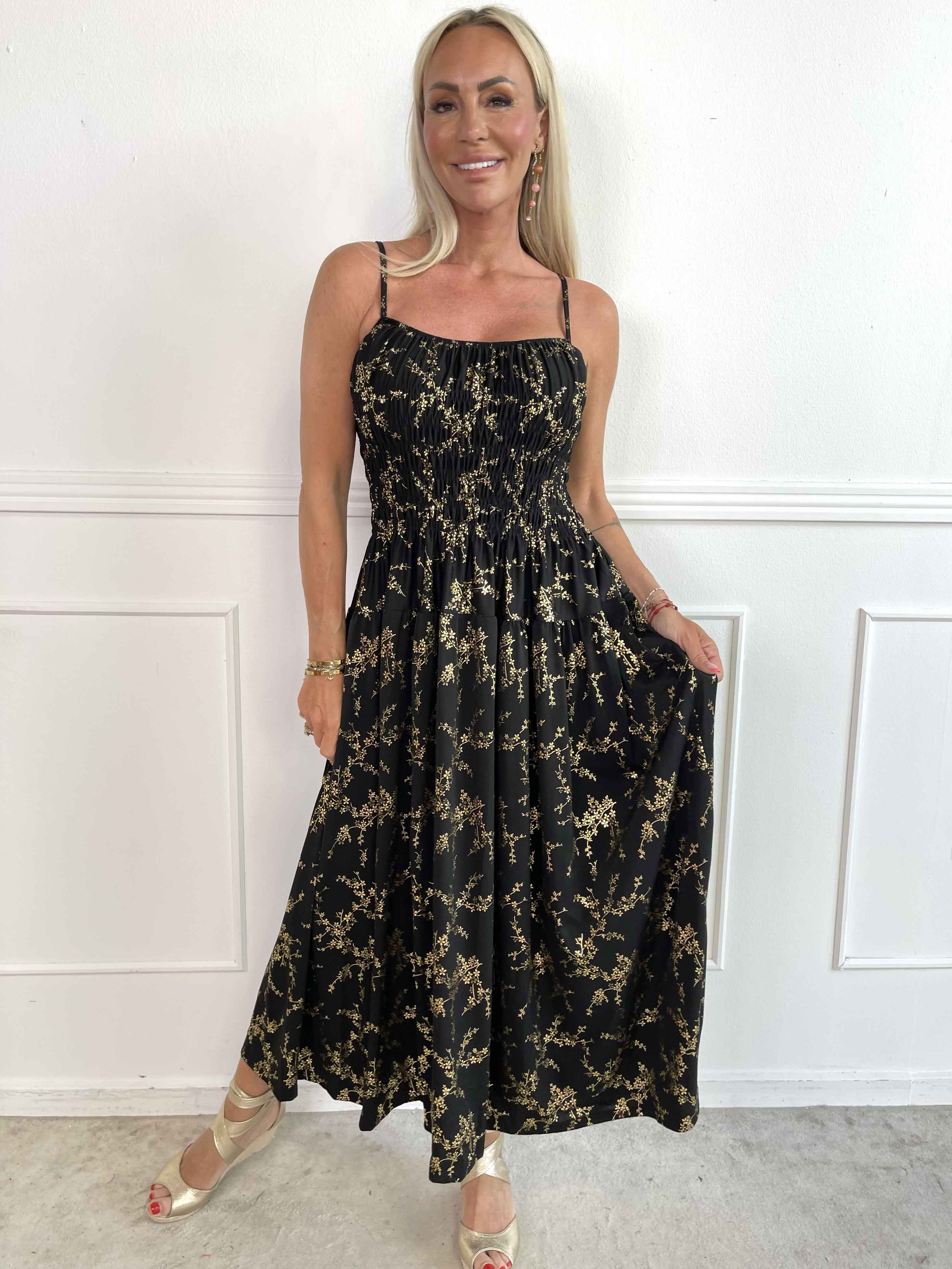 Maira Gold - Sød elastisk stropkjole med guld print og smock