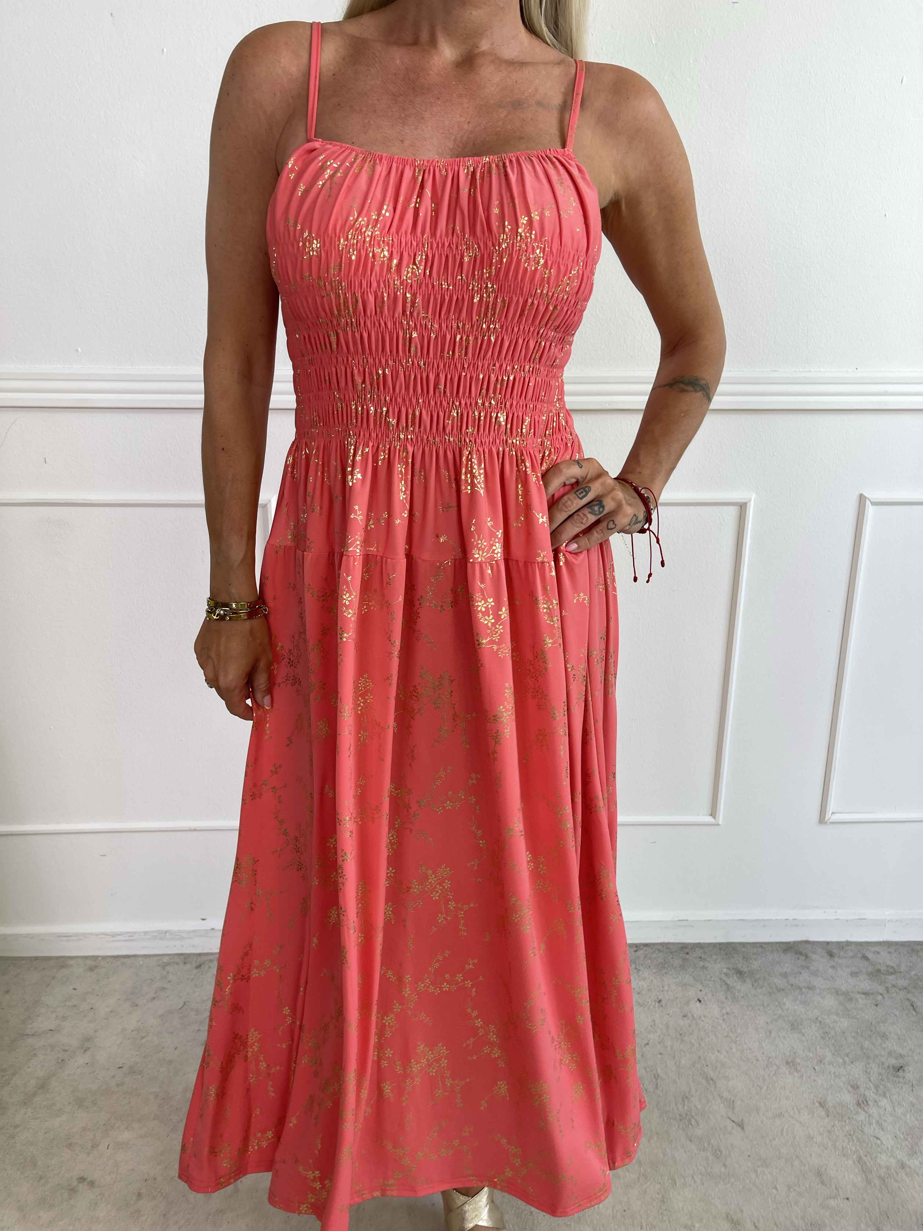 Maira Gold - Sød elastisk stropkjole med guld print og smock