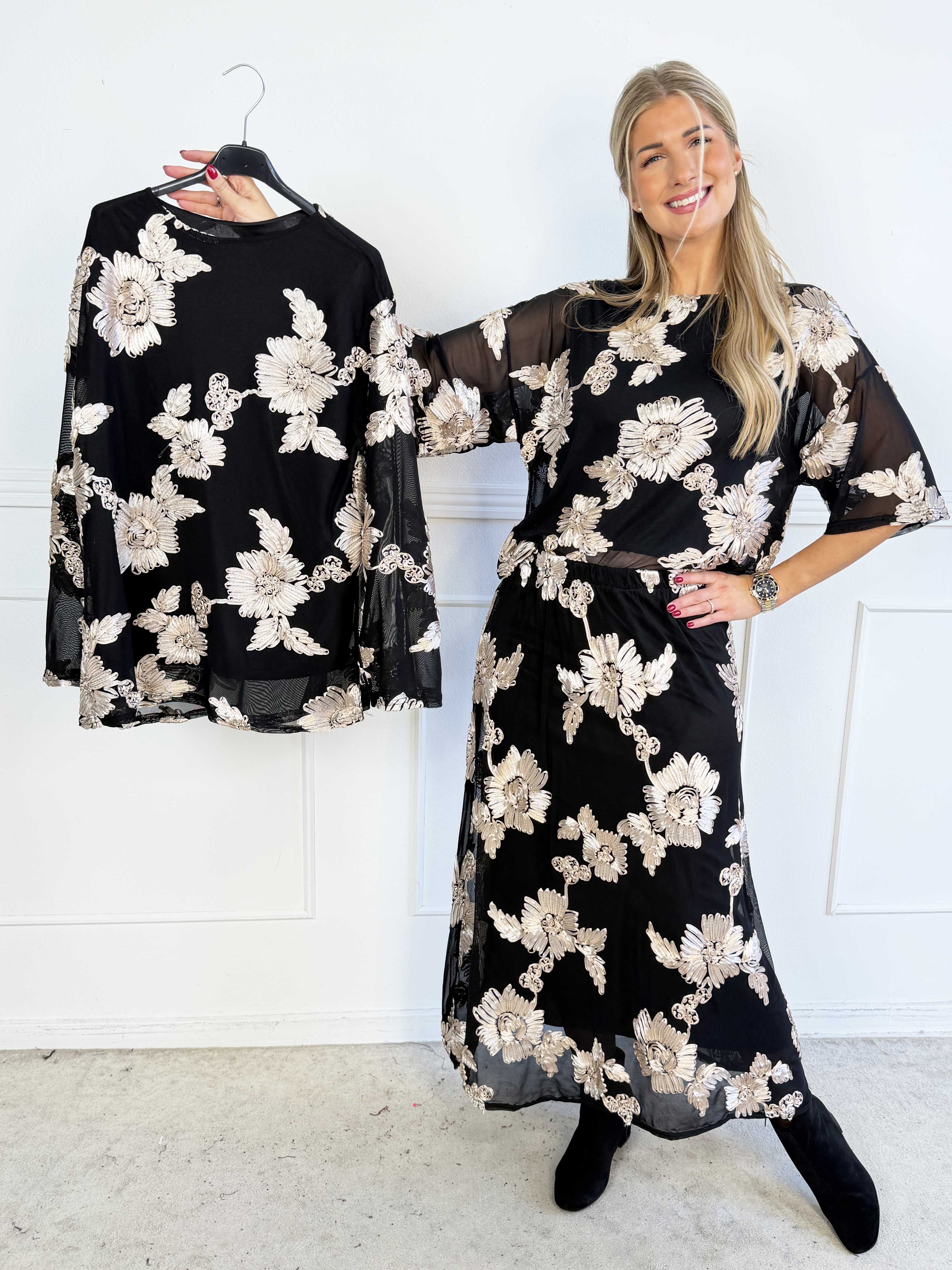 Silke Flora - Feminin nederdel i let mesh med fine blomstermotiver, der giver et elegant og romantisk look