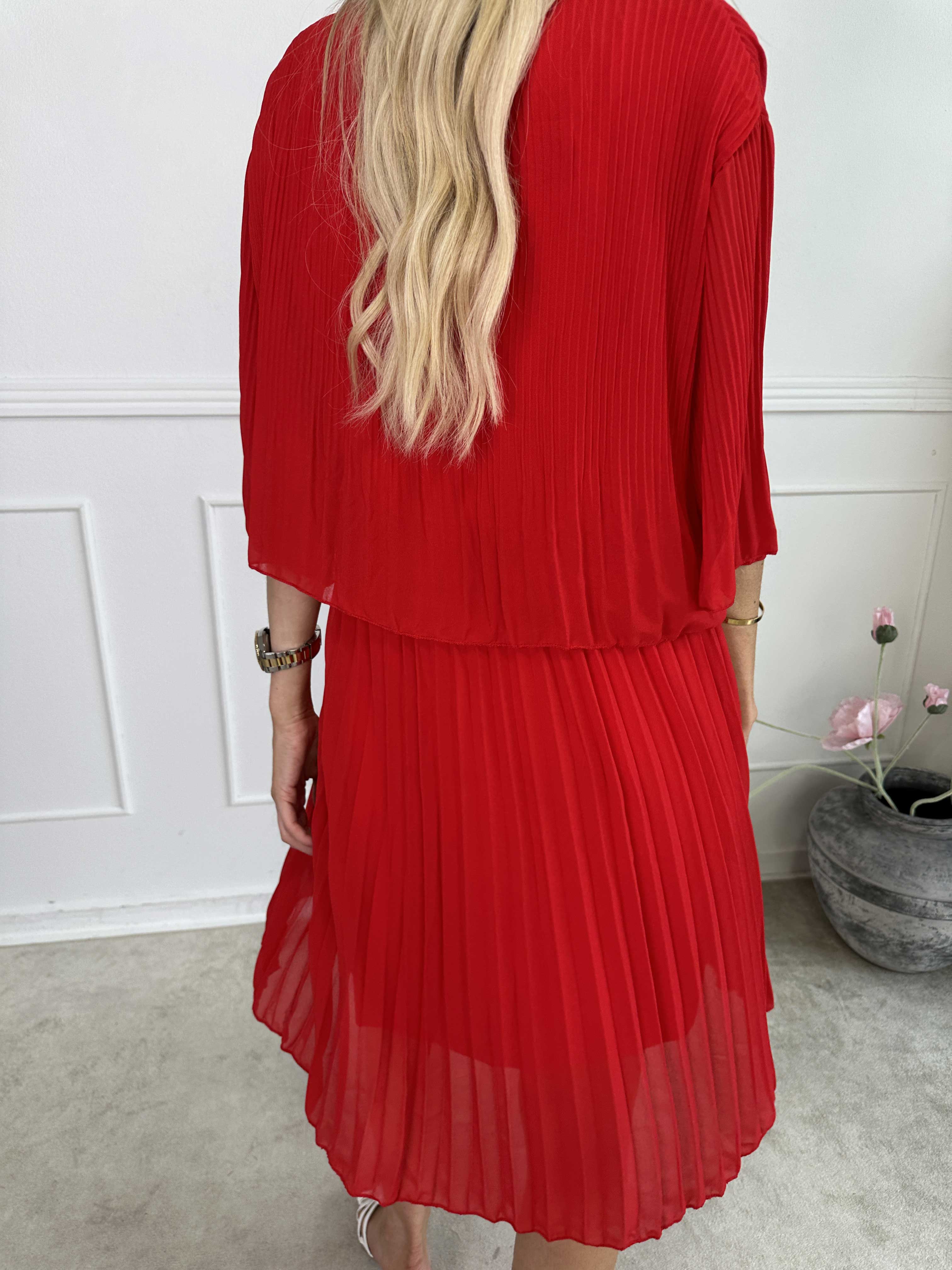 Kristina - Sød plisseret kjole med flæselag