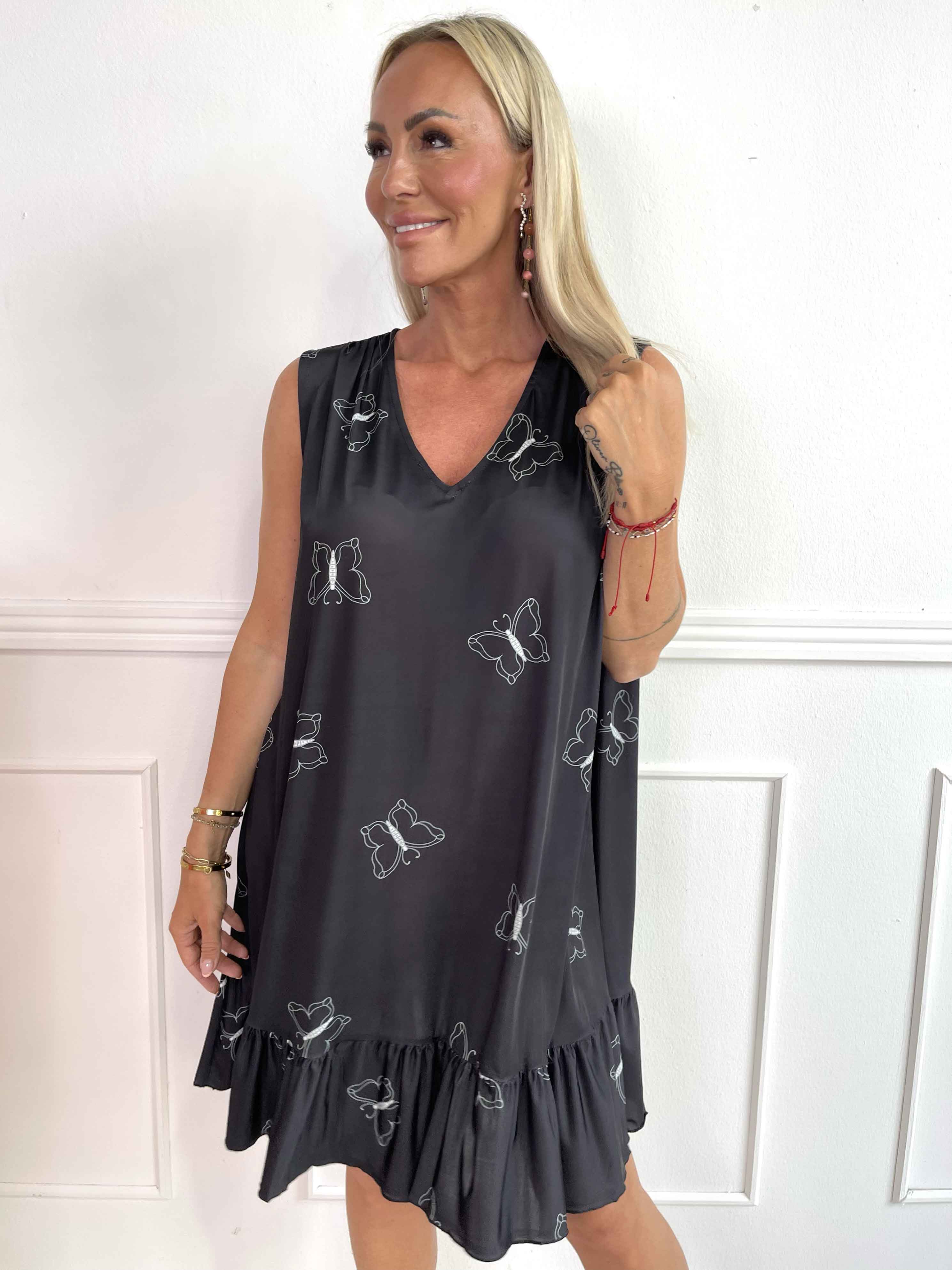 Aurelia - Sommerkjole med sommerfugleprint og flæsekant