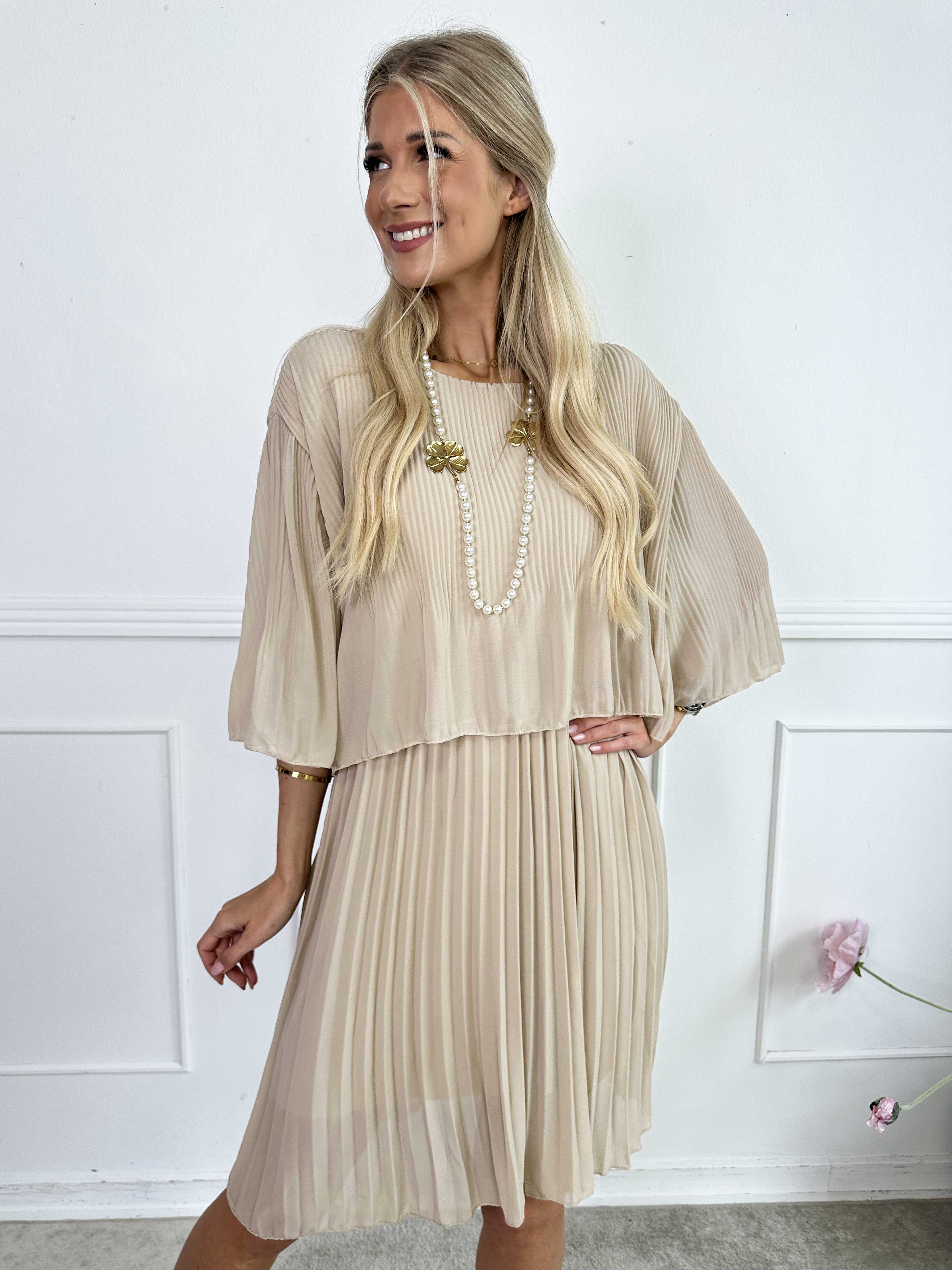 Kristina - Sød plisseret kjole med flæselag