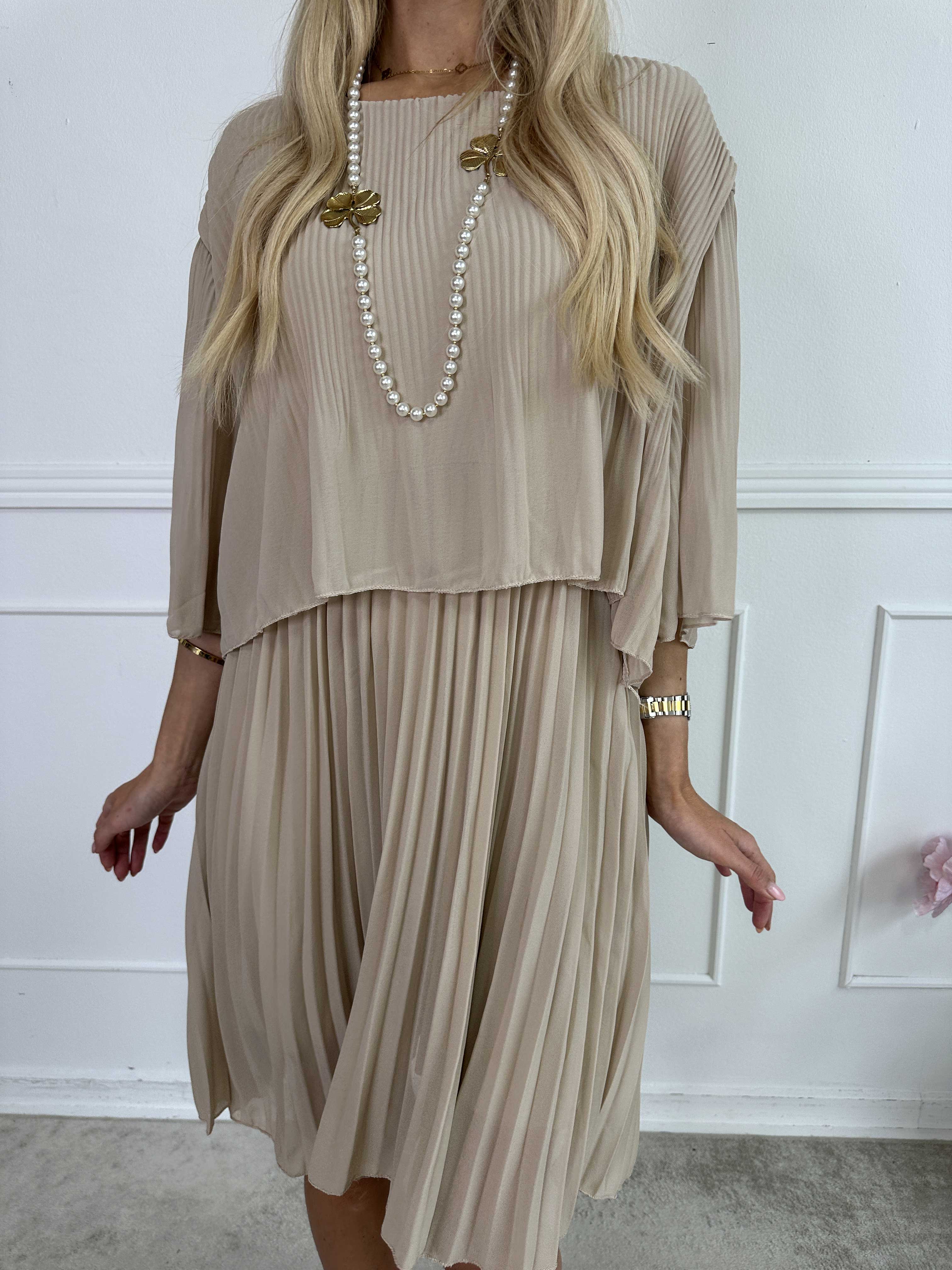 Kristina - Sød plisseret kjole med flæselag