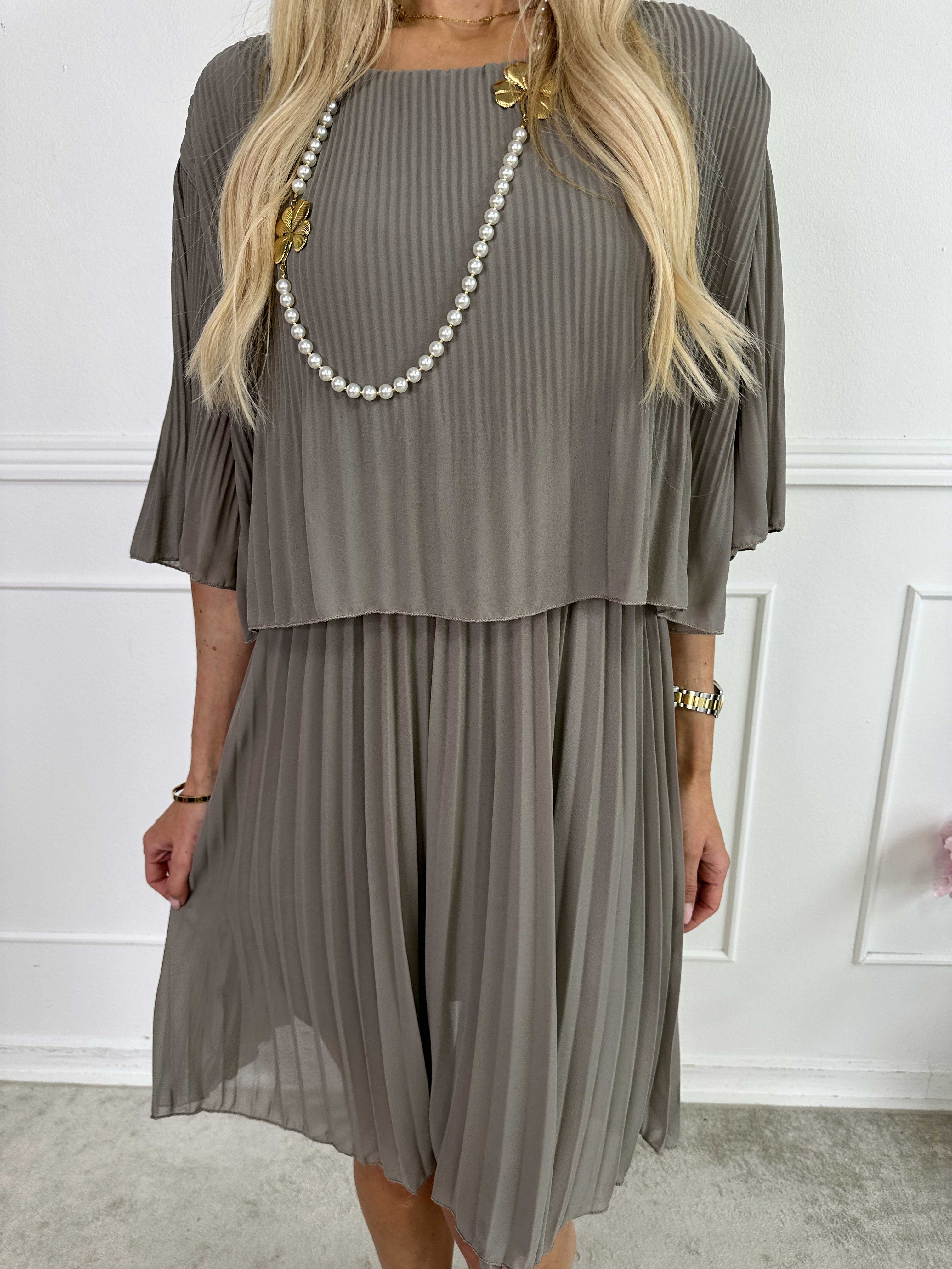 Kristina - Sød plisseret kjole med flæselag