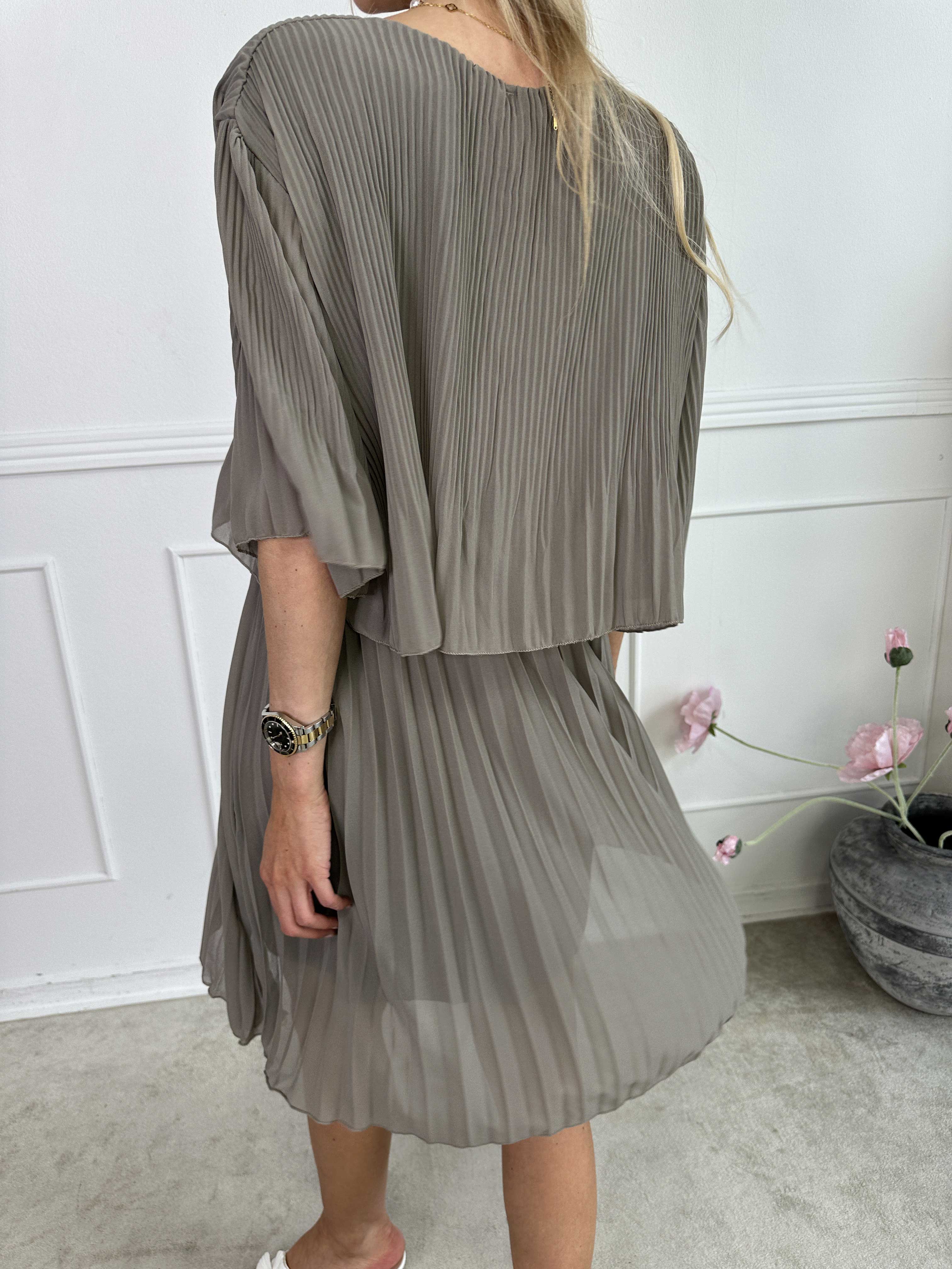 Kristina - Sød plisseret kjole med flæselag