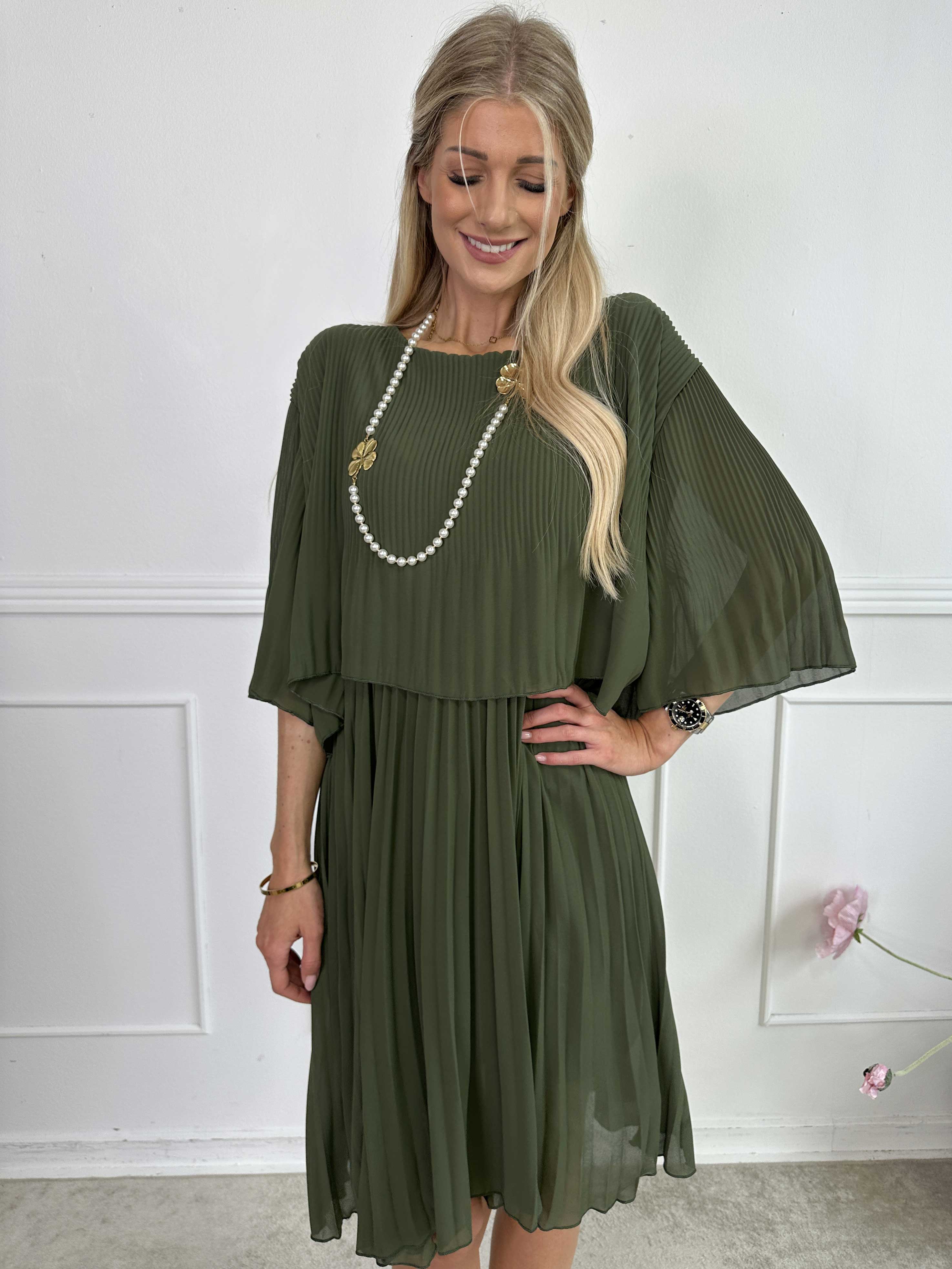 Kristina - Sød plisseret kjole med flæselag