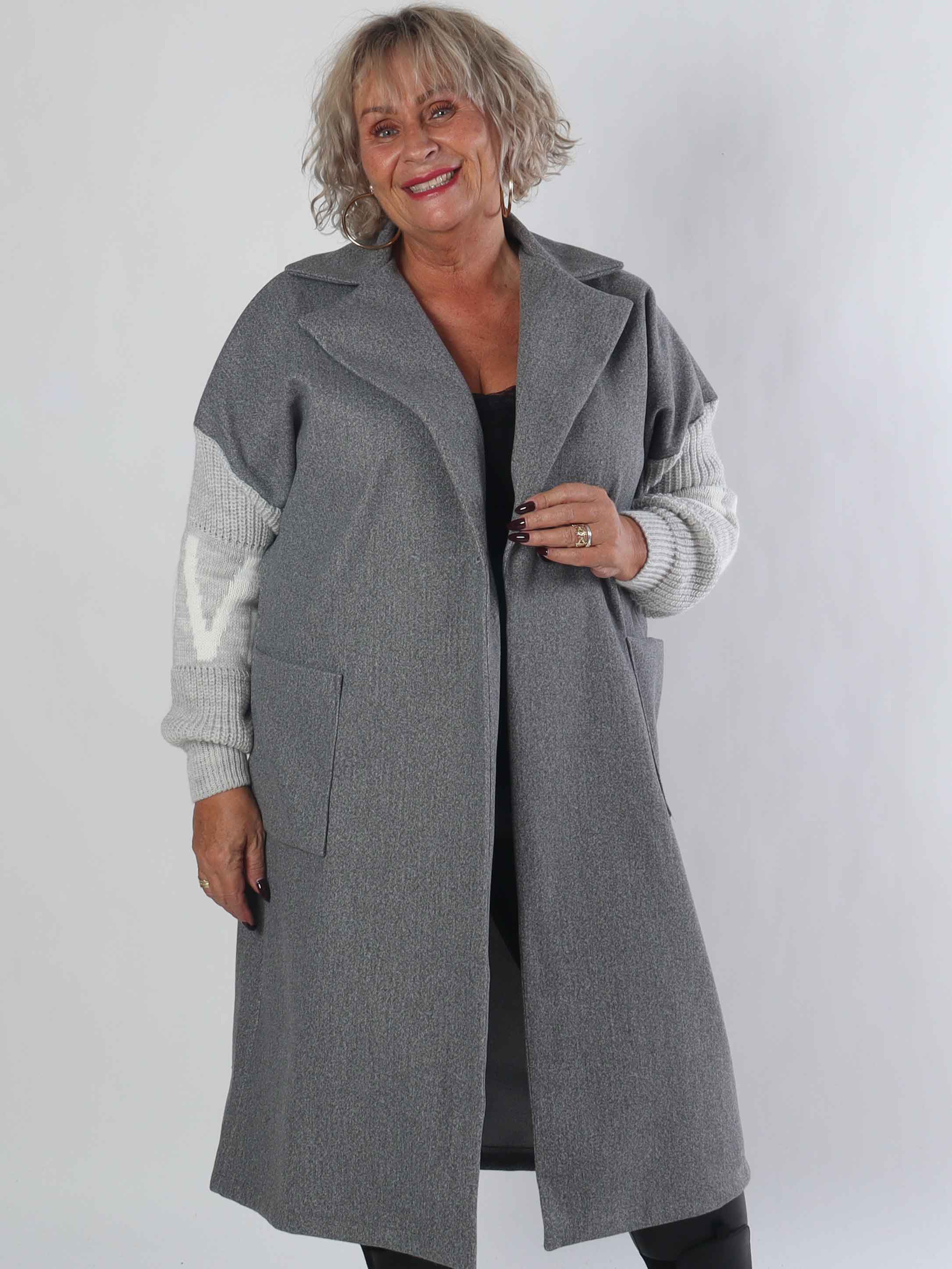 Debbie Midi - Fin plus size frakke med strikærmer