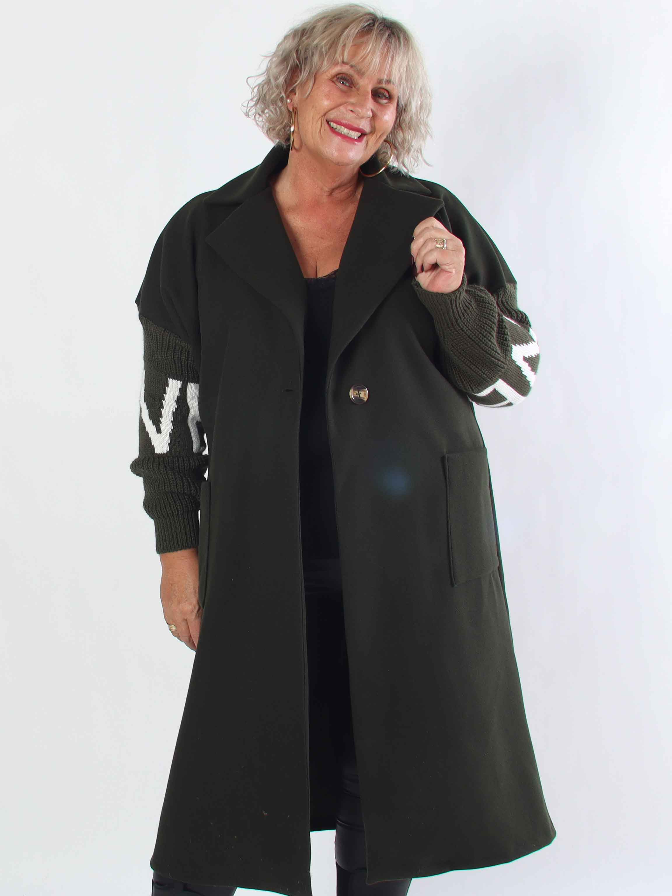 Debbie Midi - Fin plus size frakke med strikærmer