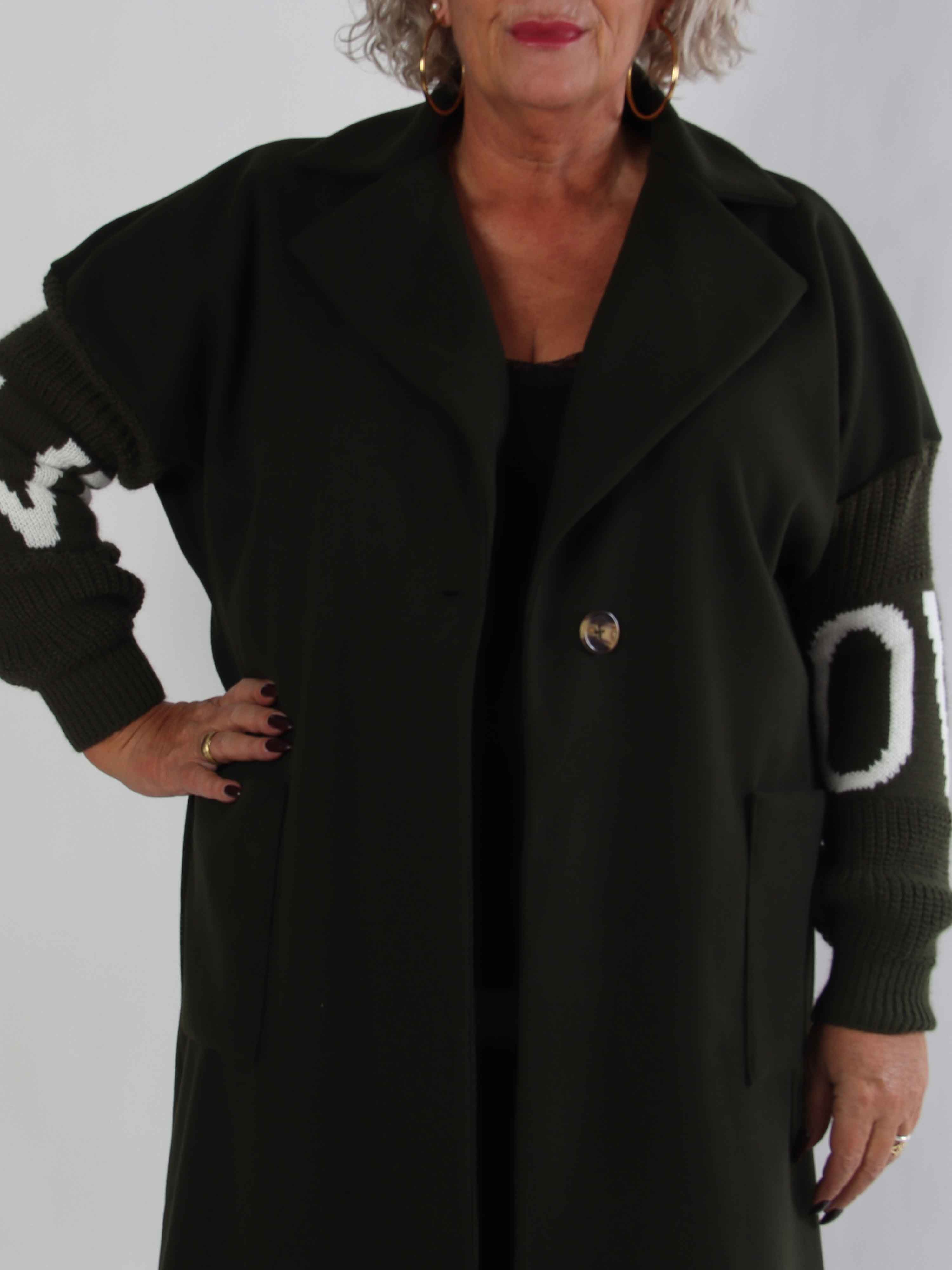 Debbie Midi - Fin plus size frakke med strikærmer