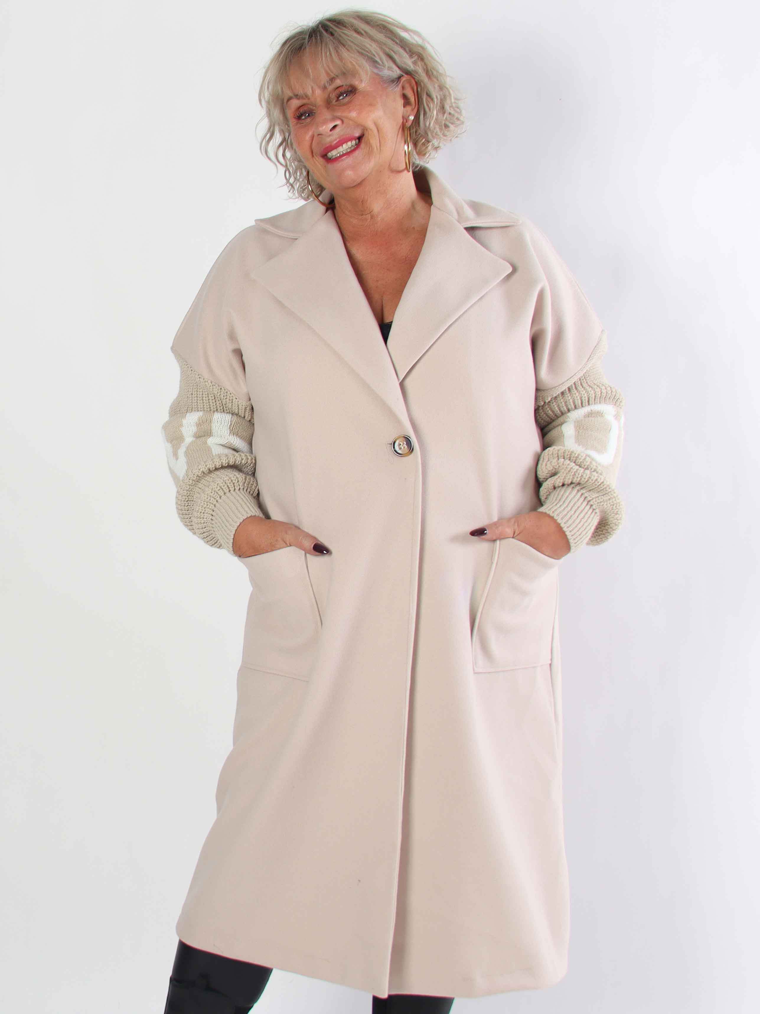 Debbie Midi - Fin plus size frakke med strikærmer