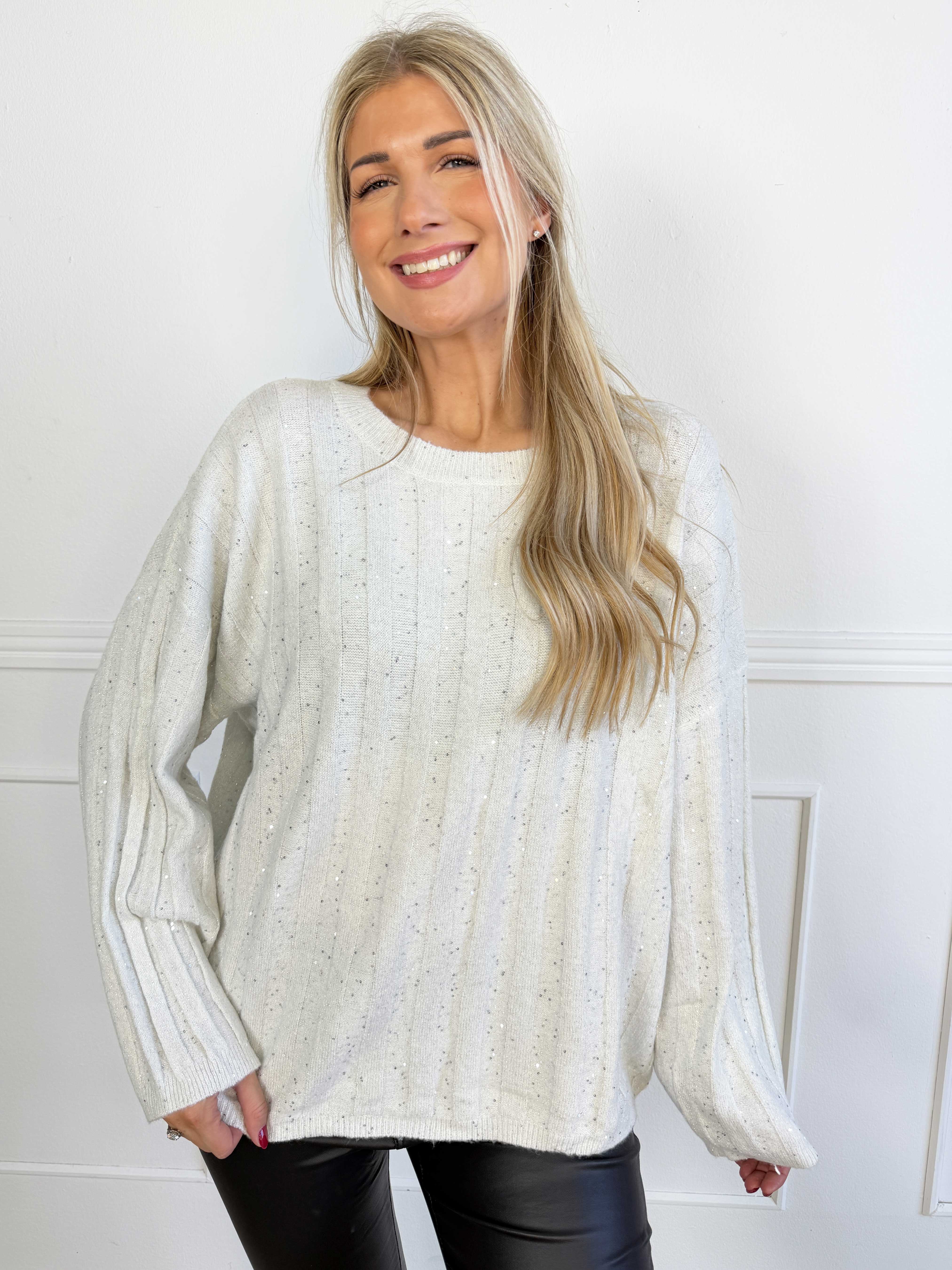 Freja - Fin strik med glitrende tråde og små pailletter, der tilfører et elegant og festligt touch