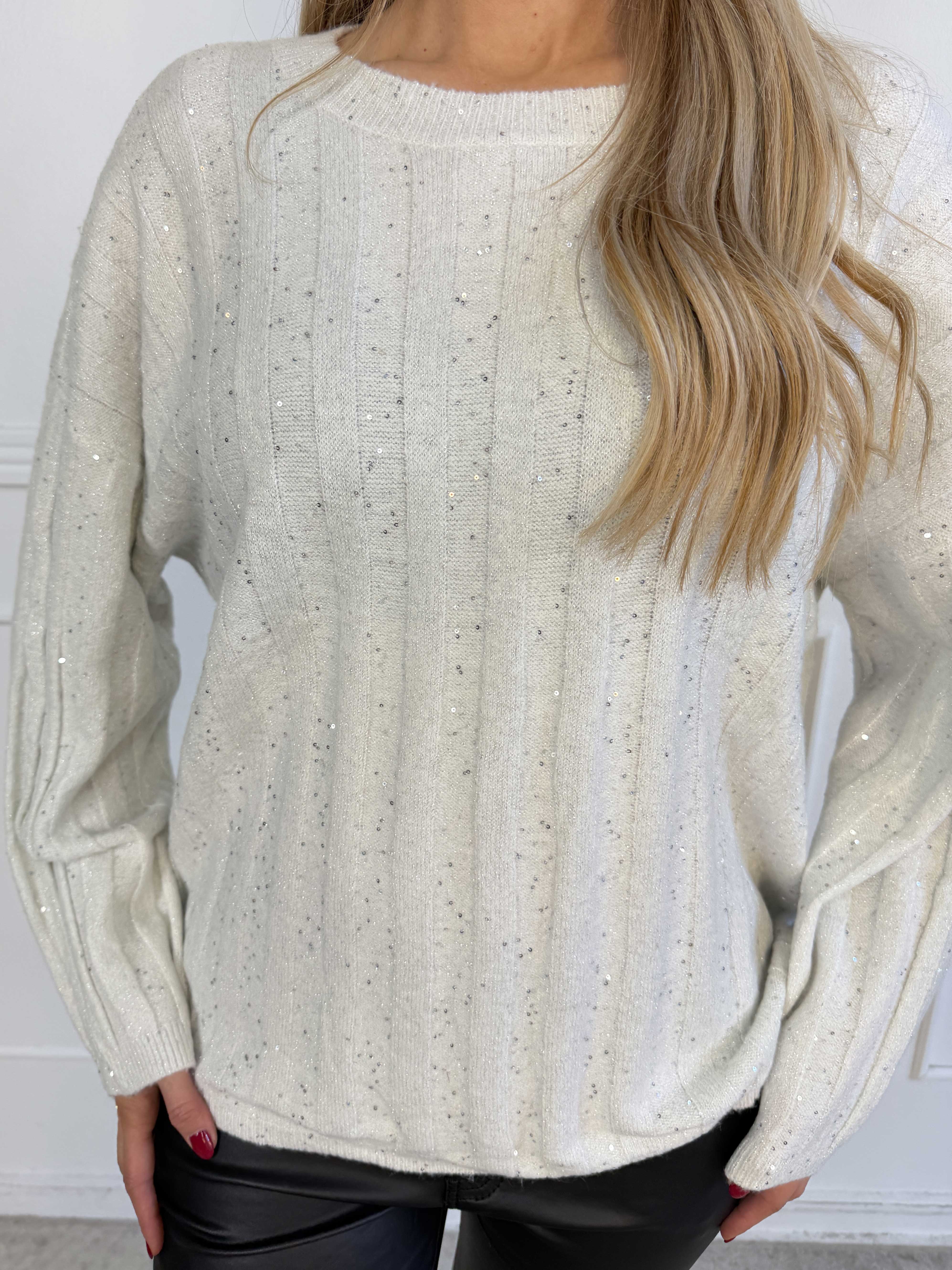 Freja - Fin strik med glitrende tråde og små pailletter, der tilfører et elegant og festligt touch