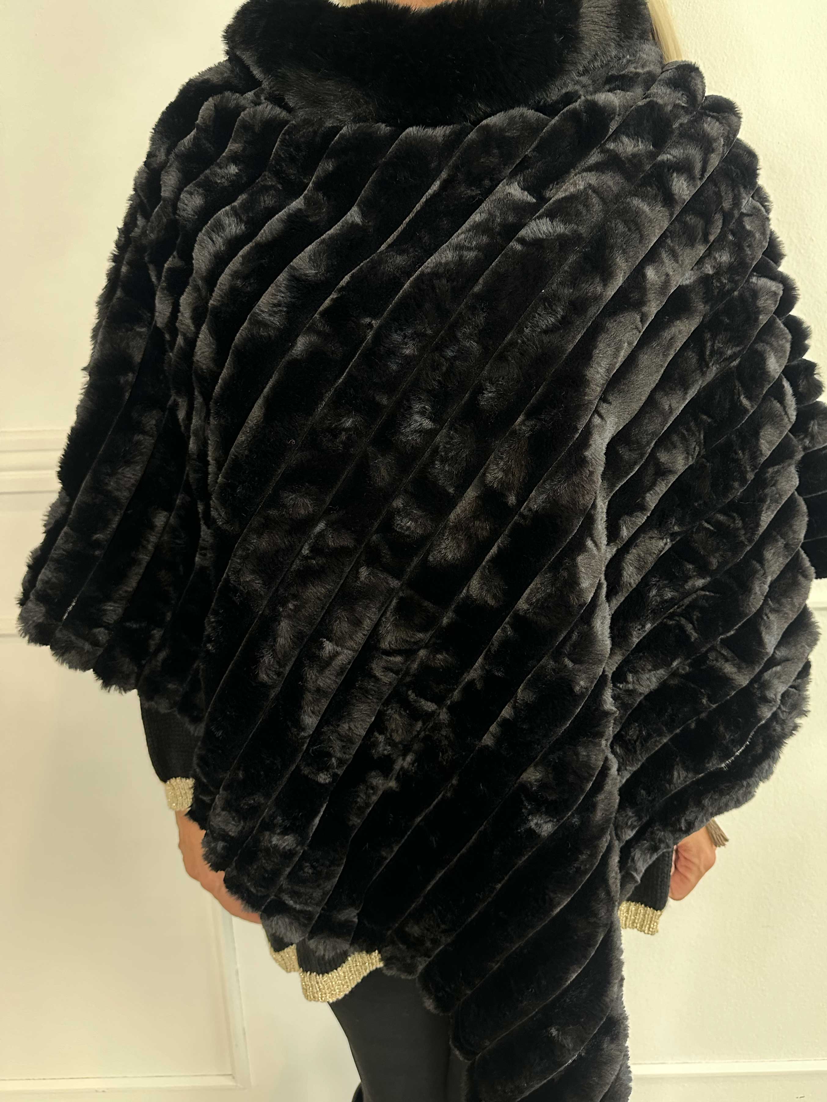 Wendie - Blød faux fur poncho