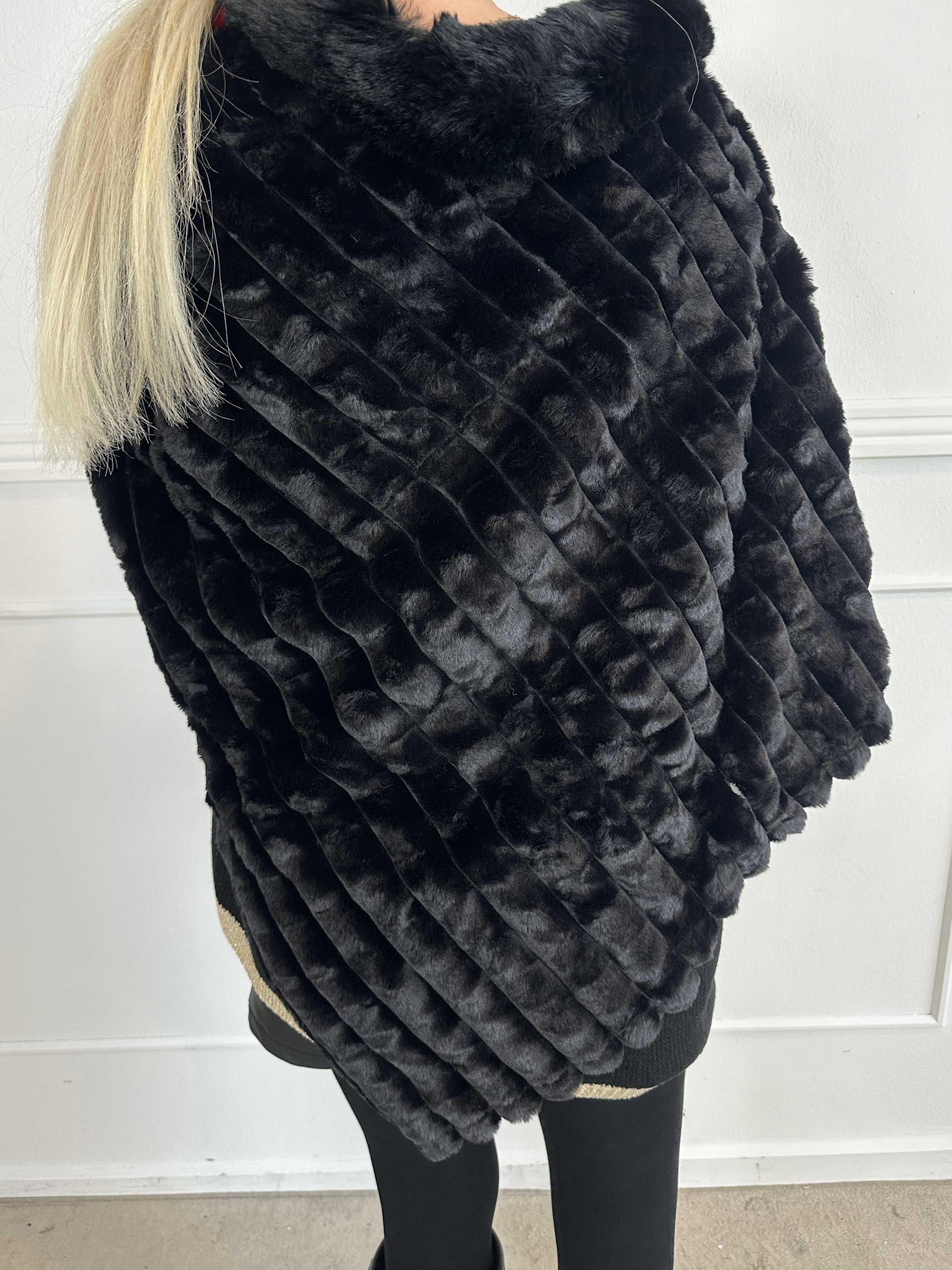 Wendie - Blød faux fur poncho