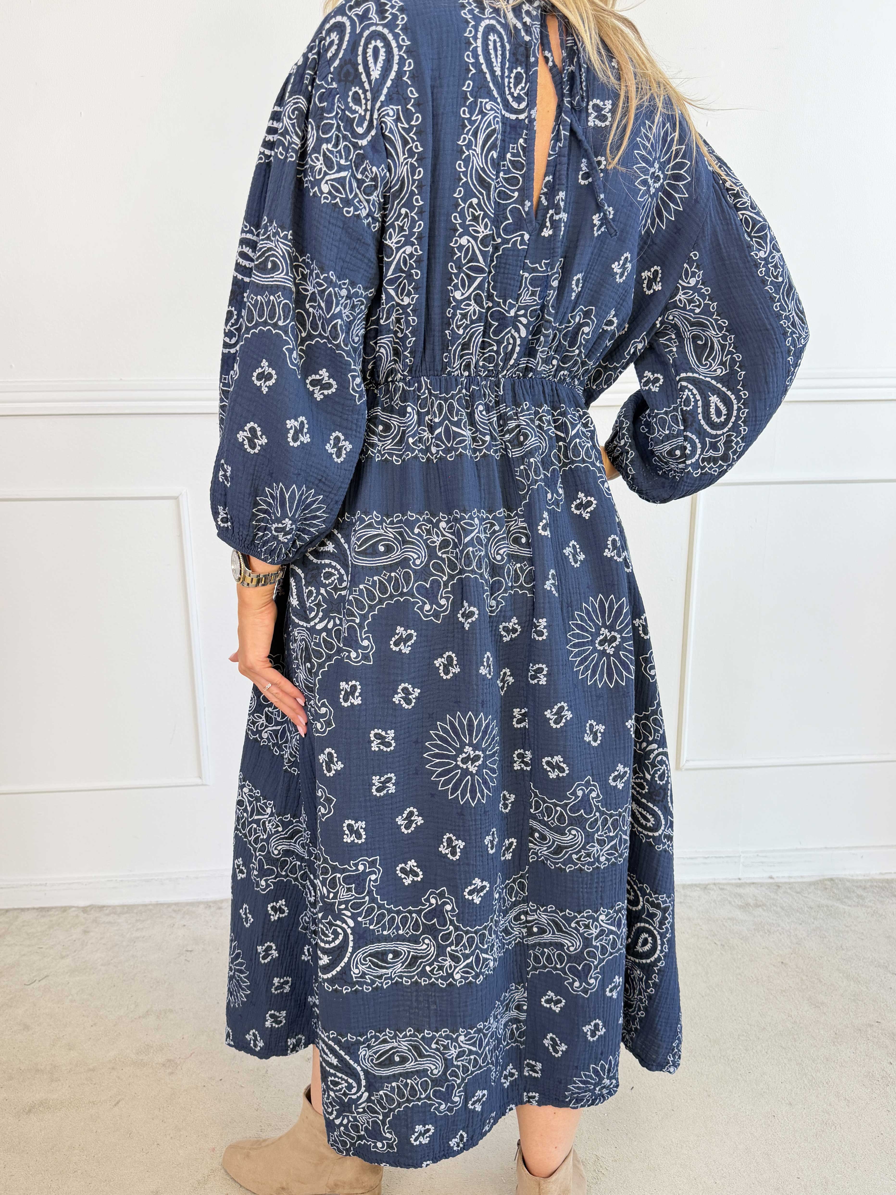 Jasmin Paisley - Plus size kjole i blød bomulds musselinstof med paisley mønster