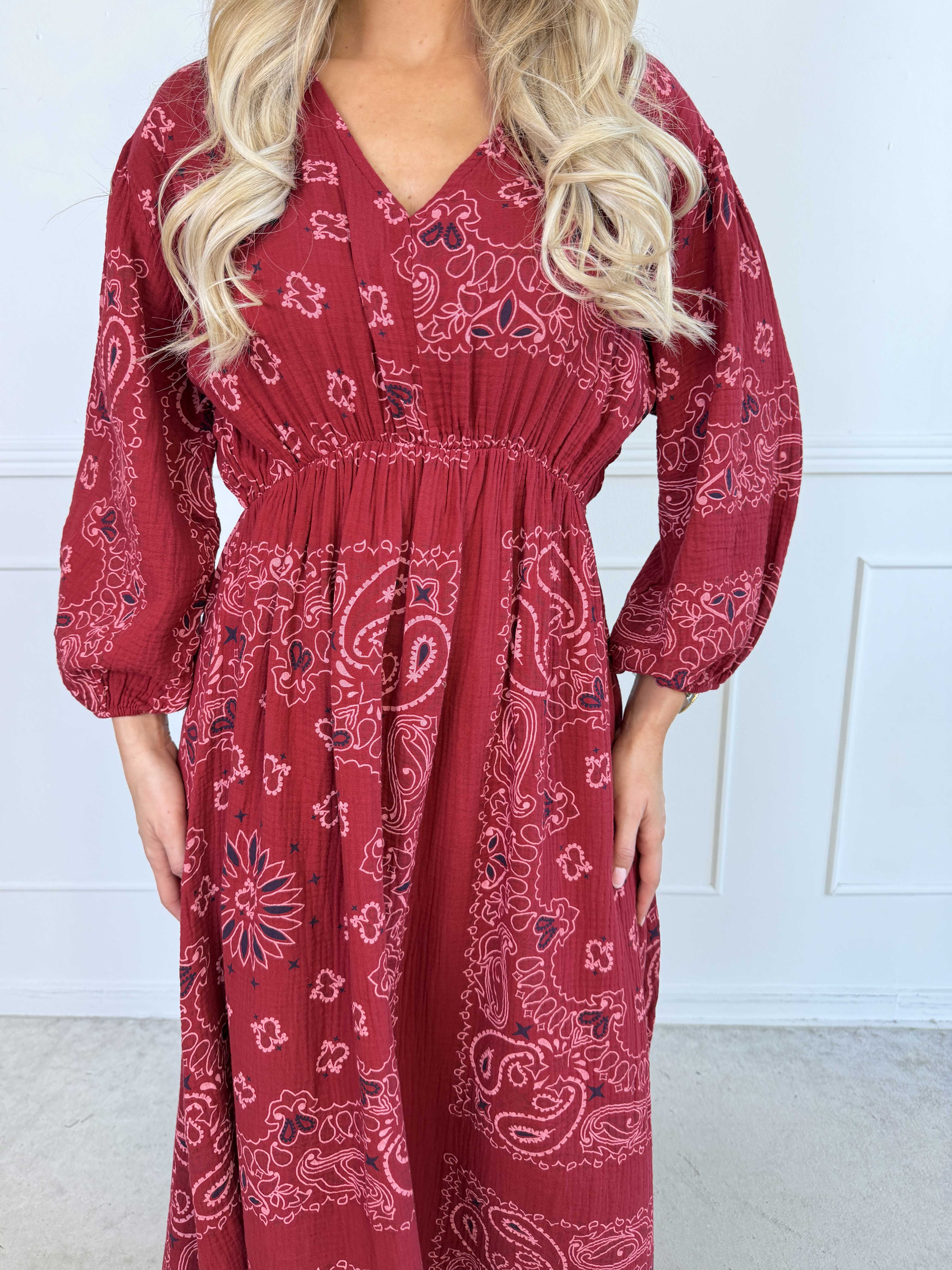 Jasmin Paisley - Plus size kjole i blød bomulds musselinstof med paisley mønster