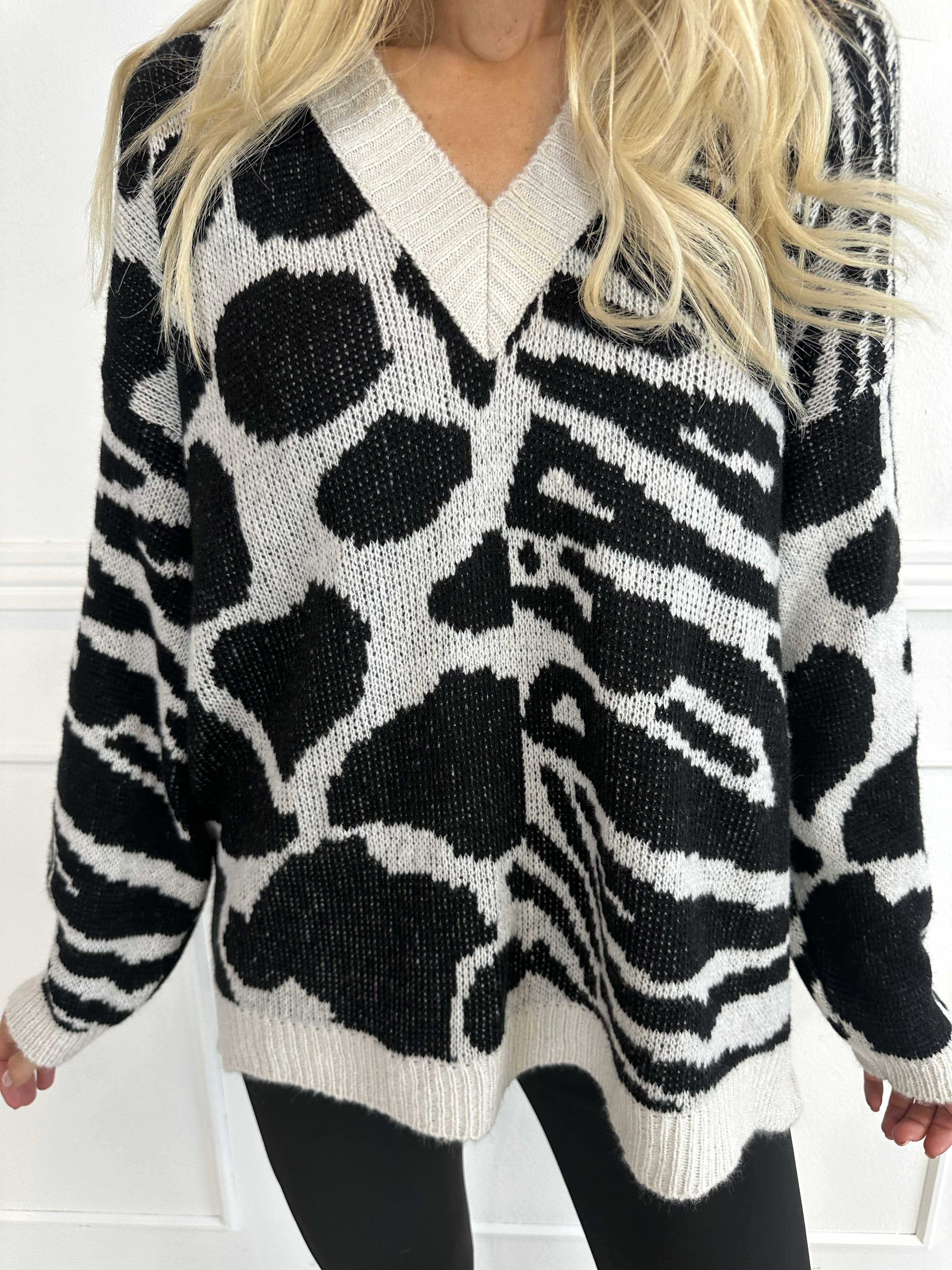 Alma - Strik med uld i dyreprint og v-hals