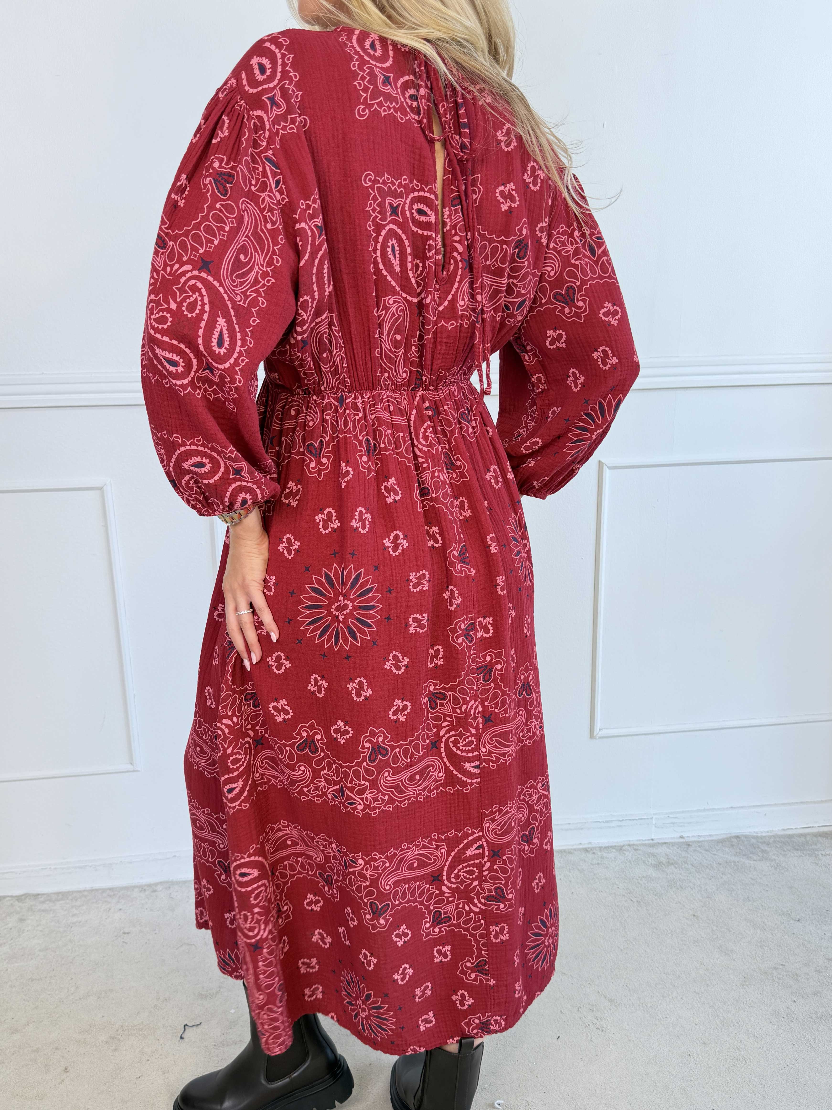 Jasmin Paisley - Plus size kjole i blød bomulds musselinstof med paisley mønster