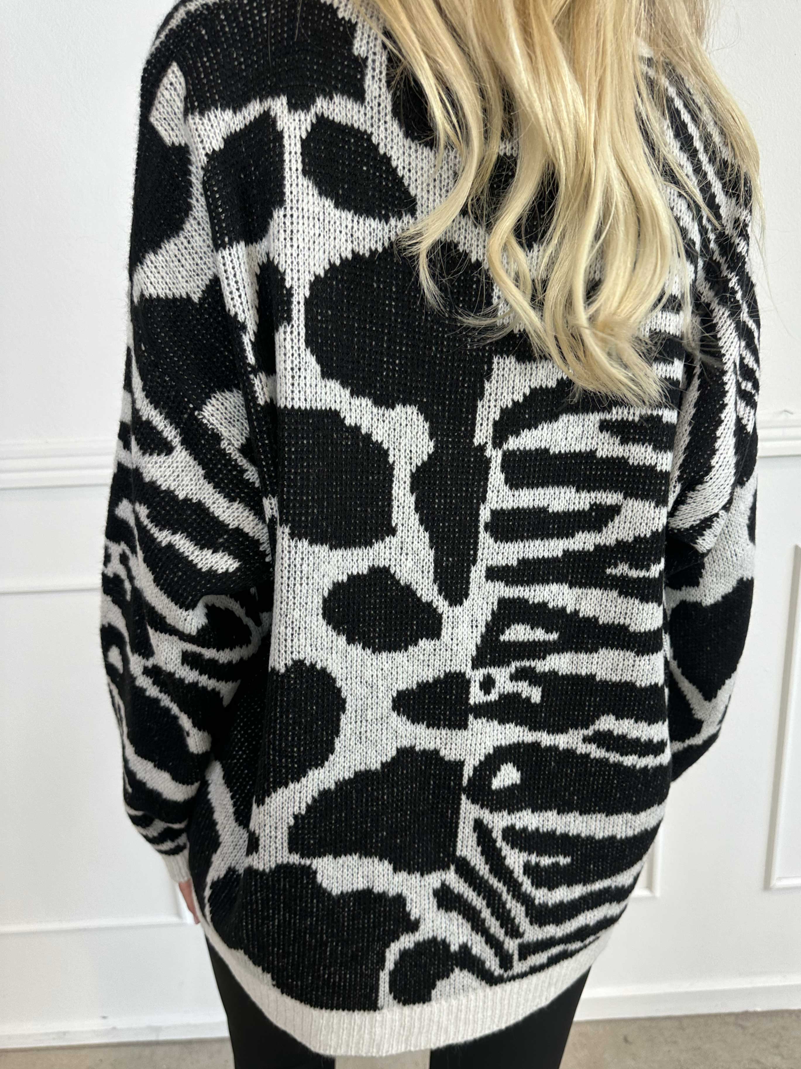 Alma - Strik med uld i dyreprint og v-hals