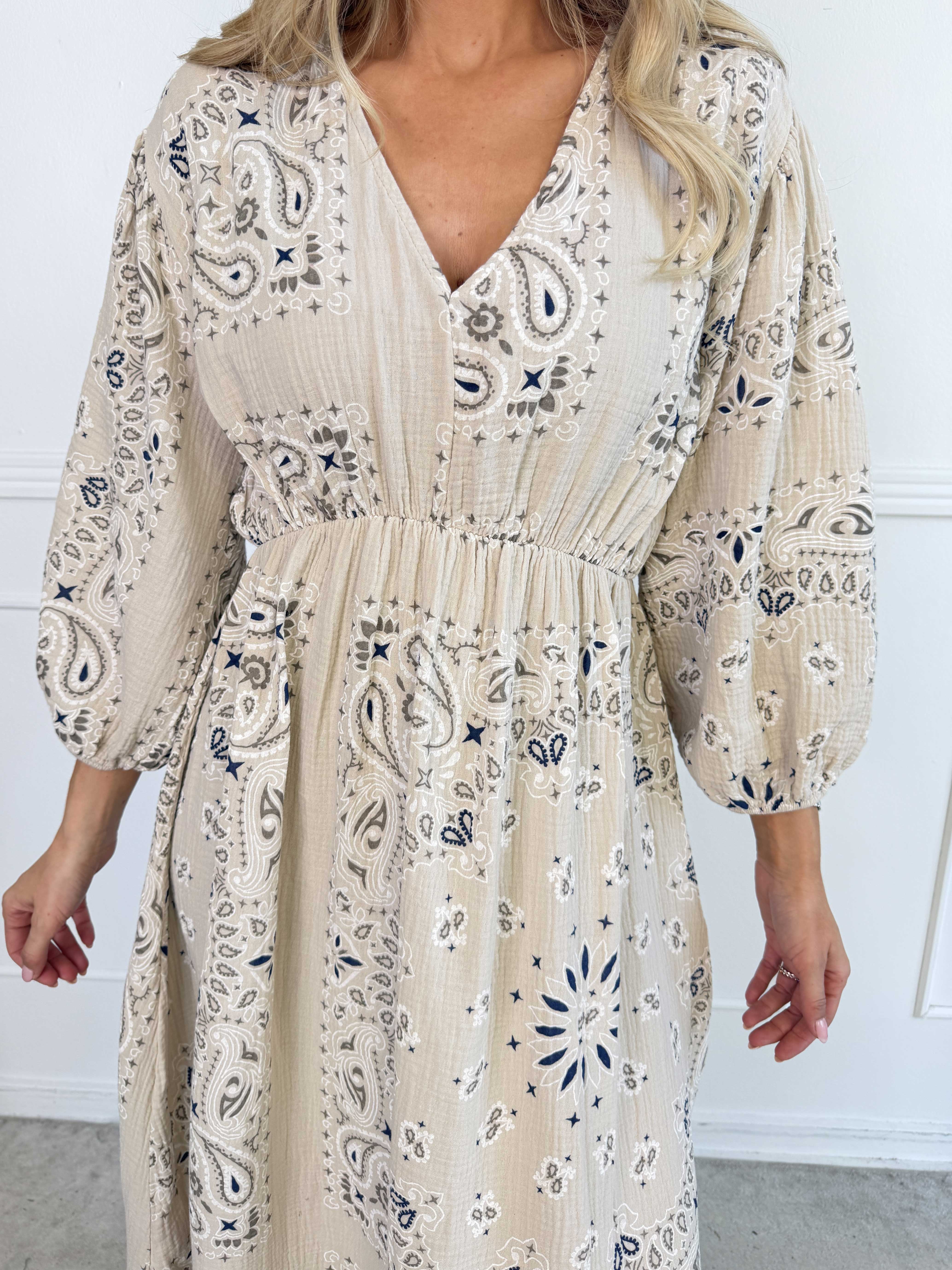 Jasmin Paisley - Plus size kjole i blød bomulds musselinstof med paisley mønster