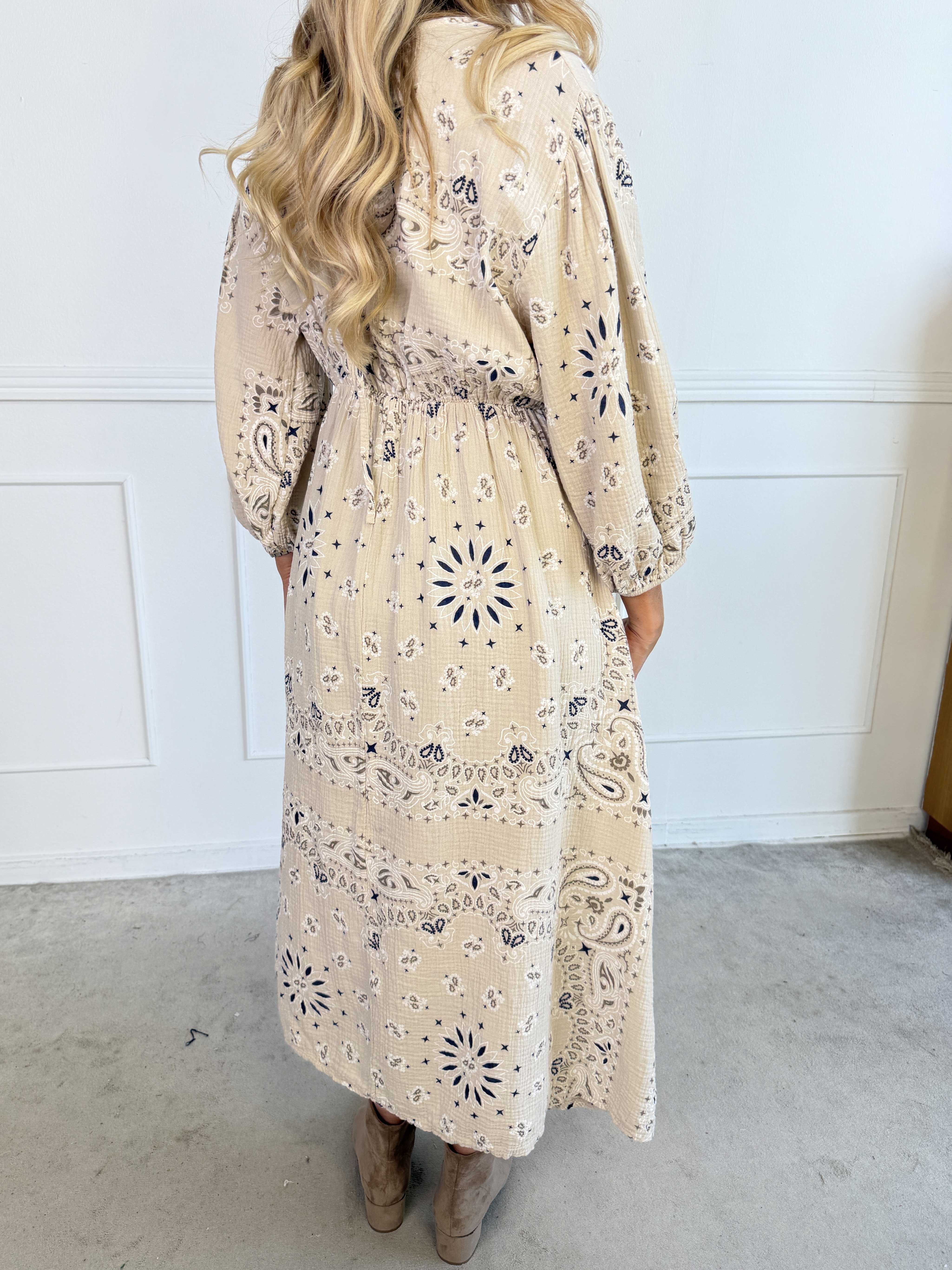 Jasmin Paisley - Plus size kjole i blød bomulds musselinstof med paisley mønster