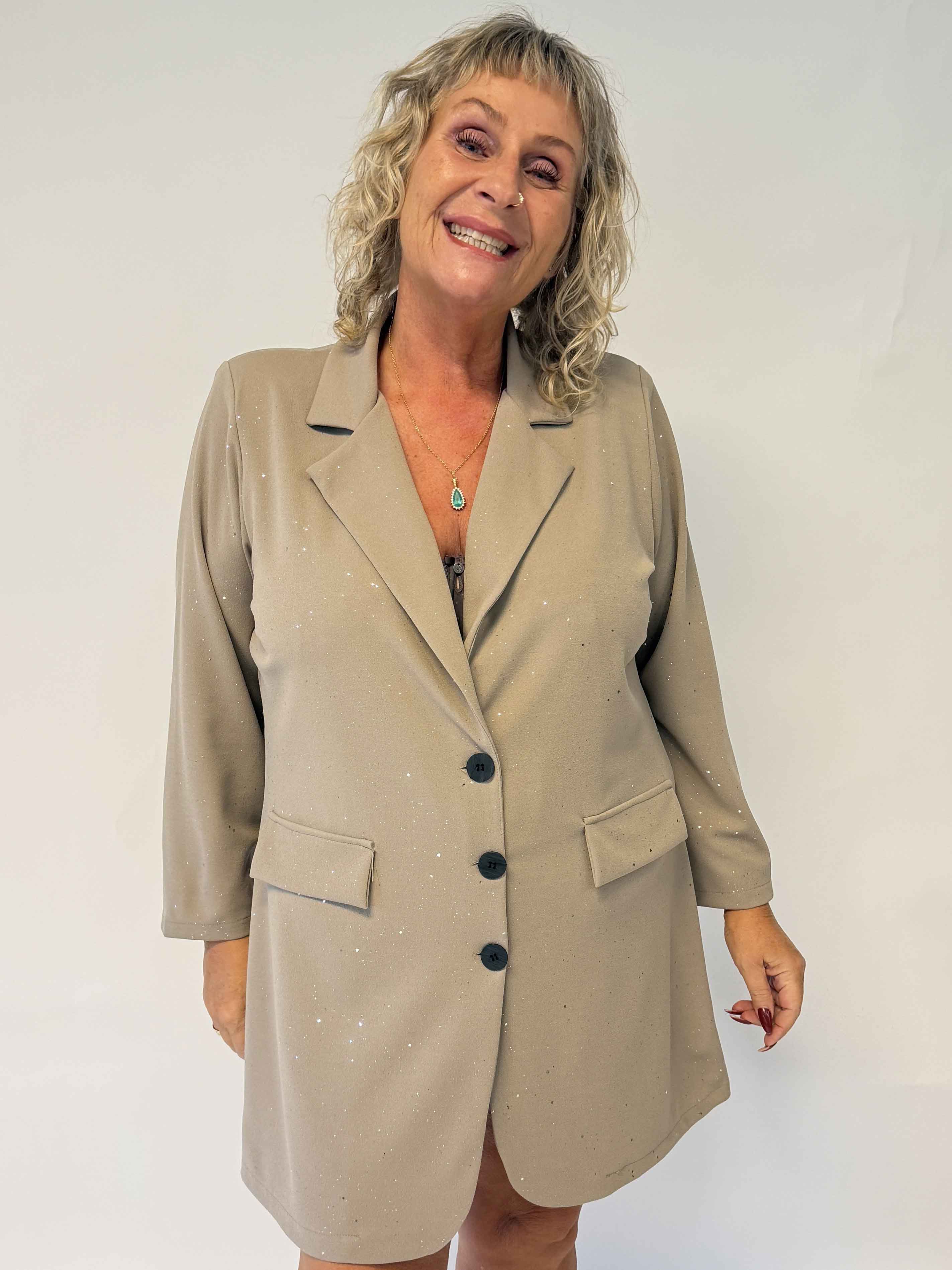Medea Long - Elegant plus size blazer med fint glimmerstøv, der giver et eksklusivt look